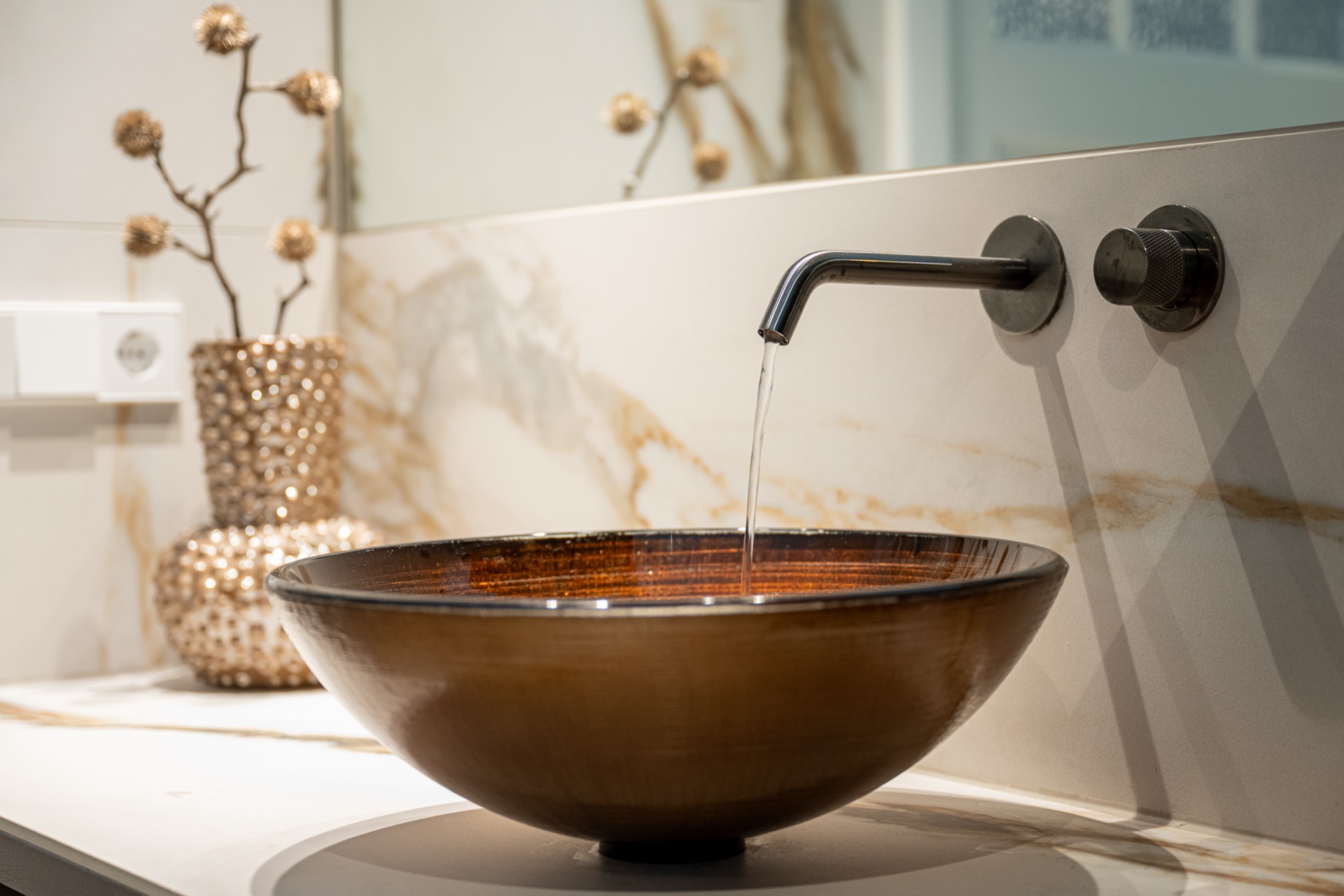 doccia mosaico bronzo: lavabo rotondo color bronzo con rubinetto cromato e piastrelle effetto marmo, Luxury, Design, Exclusive, Modern, Custom Made, Special, Beautiful