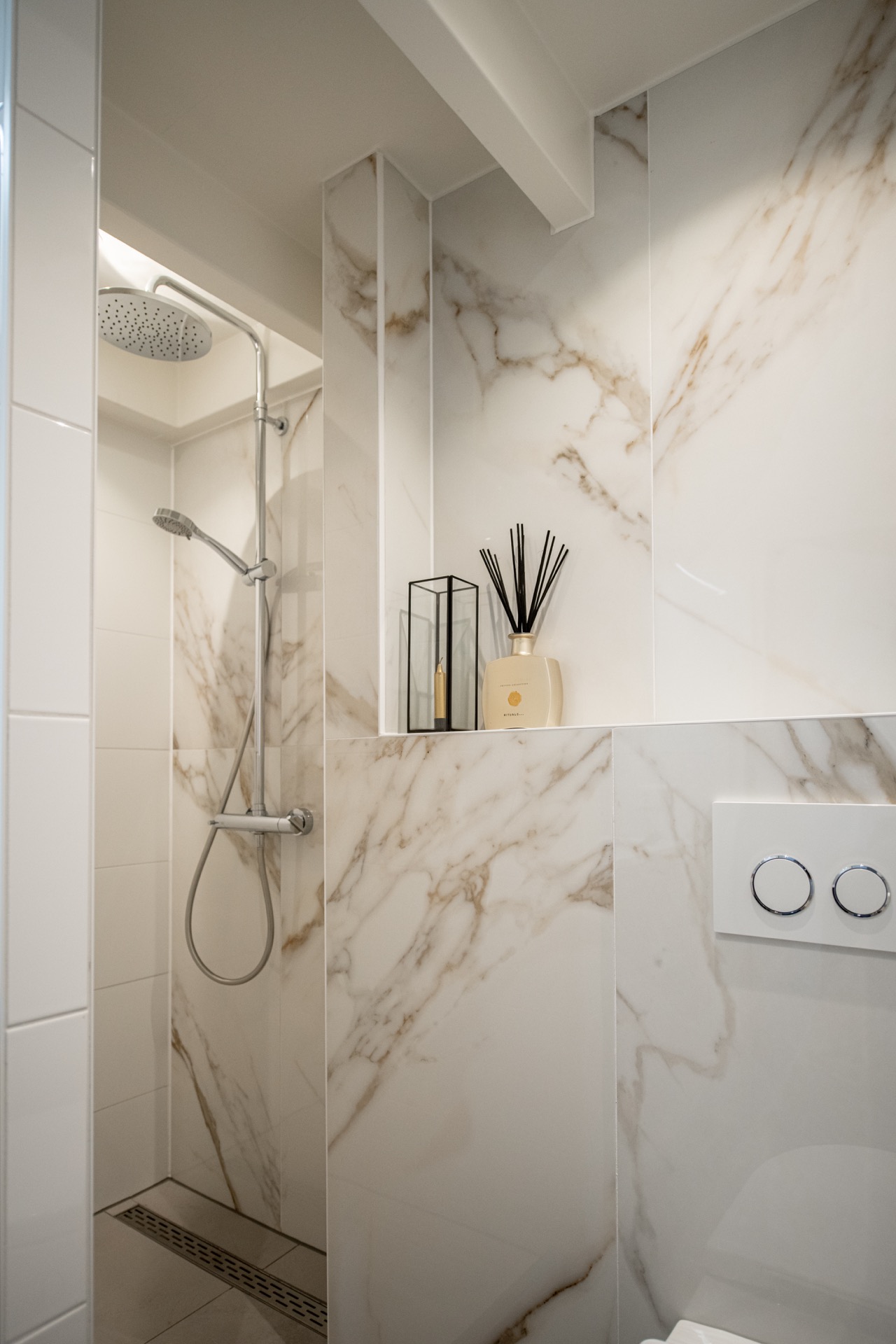 doccia mosaico bronzo: doccia walk-in con piastrelle effetto marmo e soffione doccia, bagno di lusso, Luxury, Design, Exclusive, Modern, Custom Made, Special, Beautiful