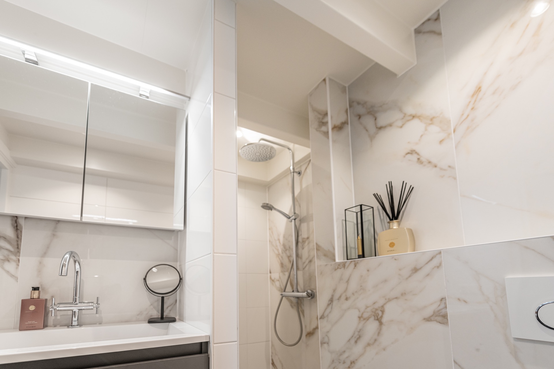 doccia mosaico bronzo: vista bagno con doccia walk-in, piastrelle effetto marmo e parete in vetro, Luxury, Design, Exclusive, Modern, Custom Made, Special, Beautiful