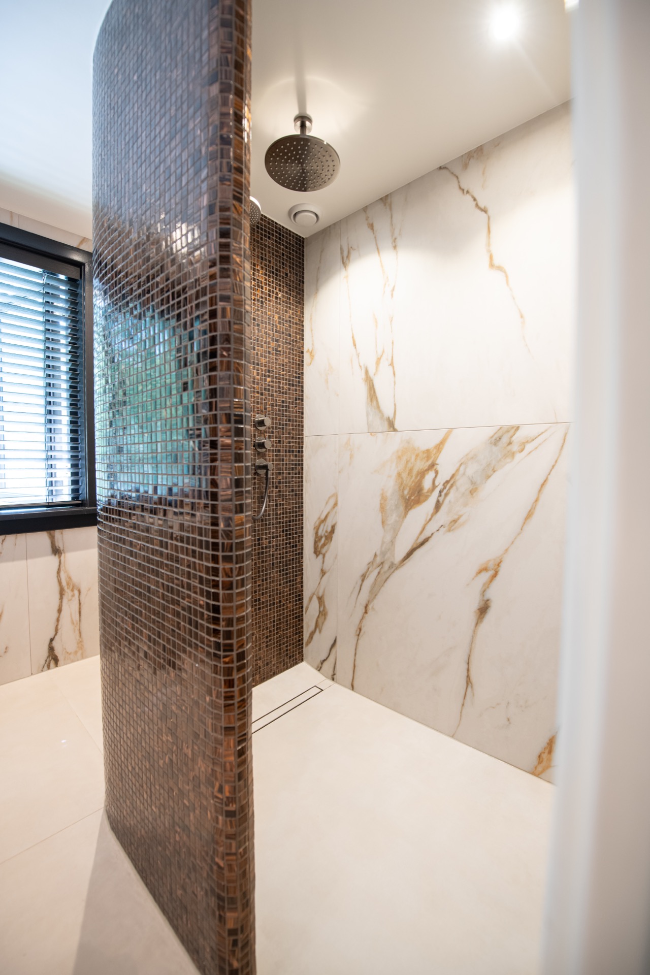doccia mosaico bronzo: parete doccia curva con mosaico in vetro bronzo e soffioni doccia su piastrelle effetto marmo, Luxury, Design, Exclusive, Modern, Custom Made, Special, Beautiful