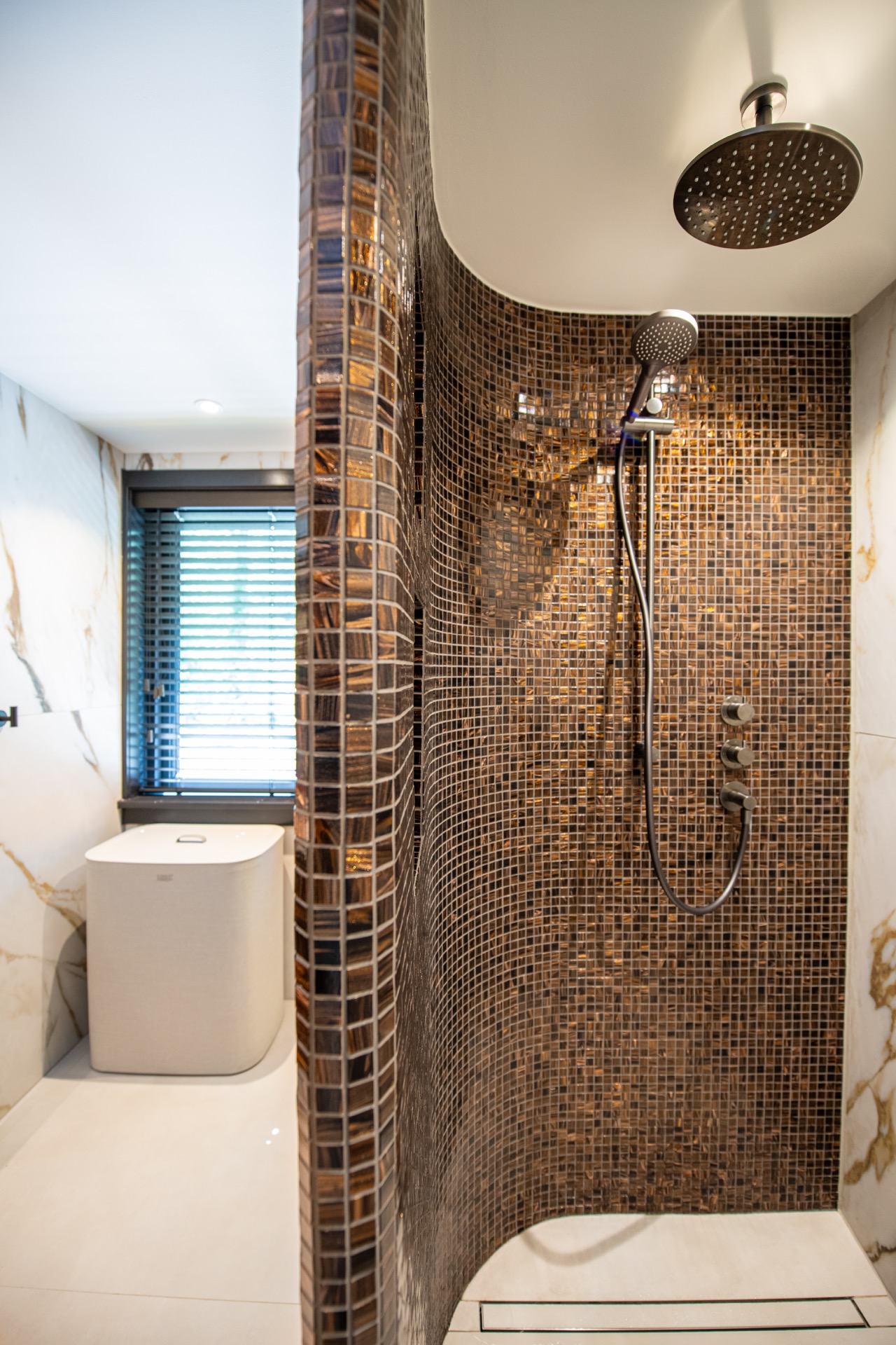 doccia mosaico bronzo: doccia walk-in in nicchia con mosaico in vetro bronzo curvo e soffioni doccia, Luxury, Design, Exclusive, Modern, Custom Made, Special, Beautiful
