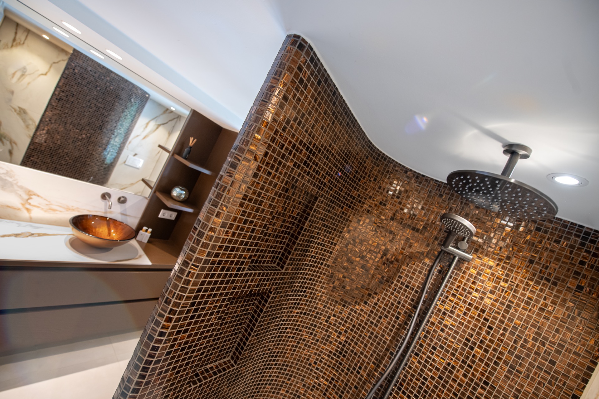doccia mosaico bronzo: vista d’insieme di doccia e lavabo con mosaico in vetro bronzo in bagno di lusso, Luxury, Design, Exclusive, Modern, Custom Made, Special, Beautiful