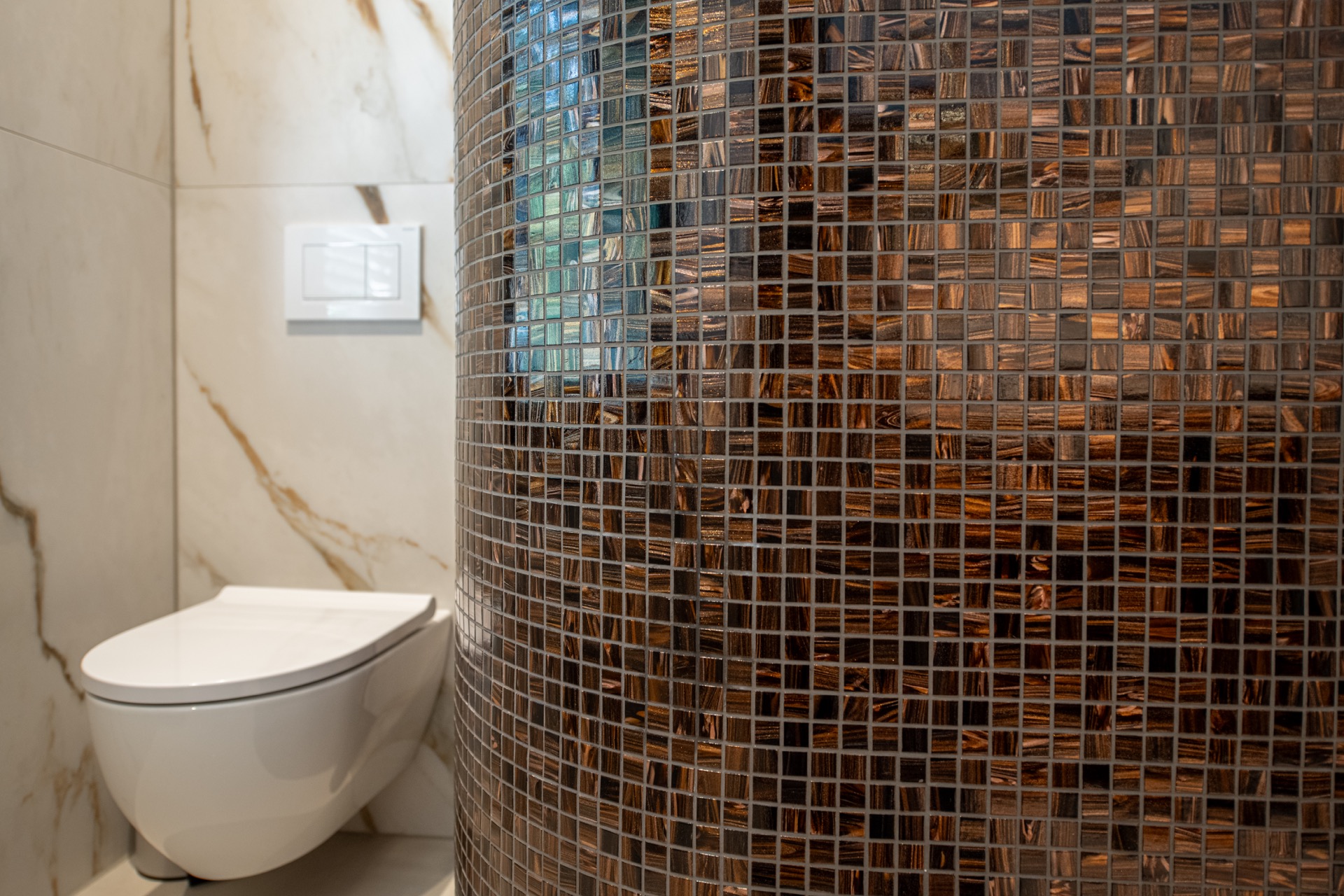 doccia mosaico bronzo: wC e parete rotonda in mosaico con mosaico in vetro bronzo in bagno di lusso, Luxury, Design, Exclusive, Modern, Custom Made, Special, Beautiful