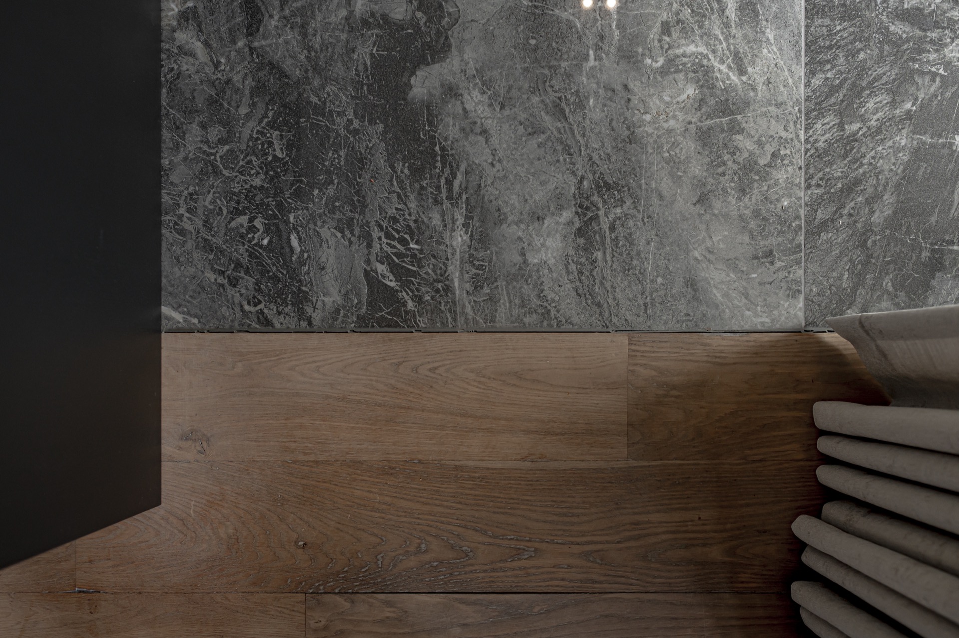 doccia mosaico bronzo: dettaglio: parete effetto pietra grigia e pavimento/passo con finitura effetto legno, Luxury, Design, Exclusive, Modern, Custom Made, Special, Beautiful