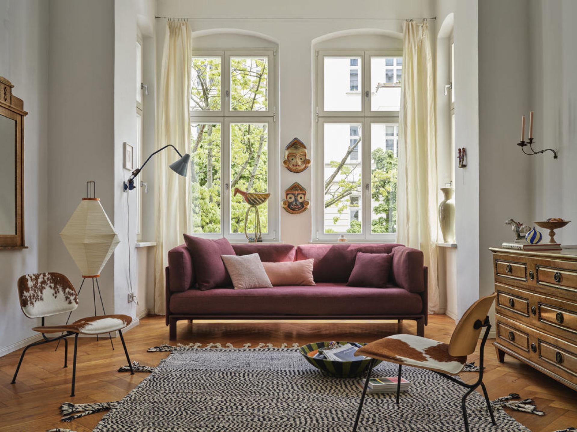 interno antico e nuovo: soggiorno con divano viola, grandi finestre e tende bianche, Luxury, Design, Exclusive, Modern, Custom Made, Special, Beautiful