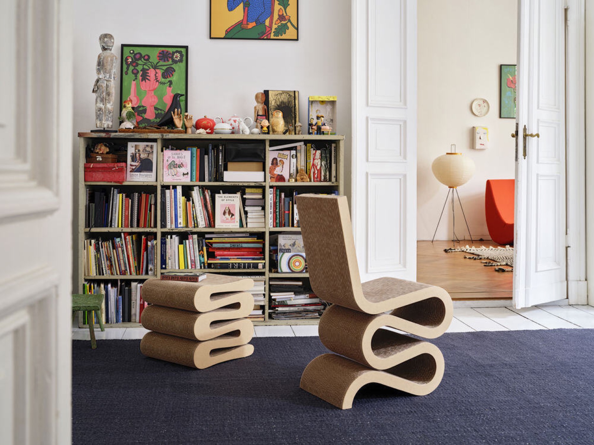 interno antico e nuovo: libreria e angolo lettura con sedia, pareti bianche e porte a pannelli, Luxury, Design, Exclusive, Modern, Custom Made, Special, Beautiful