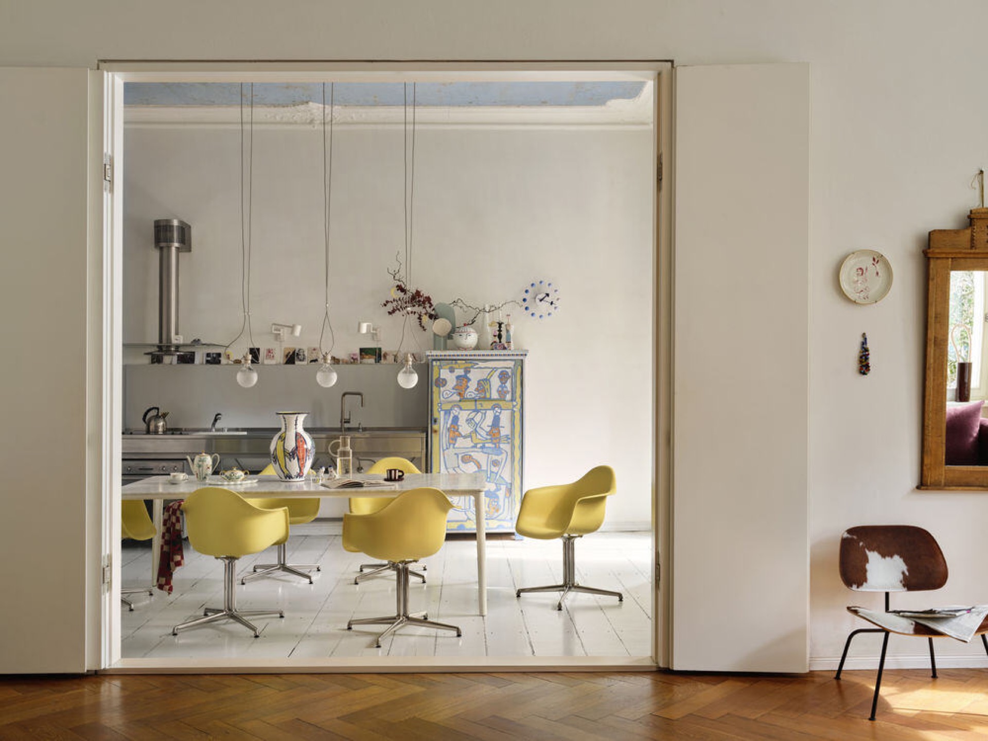 interno antico e nuovo: spazio studio con scrivania, parete piena di arte/stampe e grande finestra, Luxury, Design, Exclusive, Modern, Custom Made, Special, Beautiful