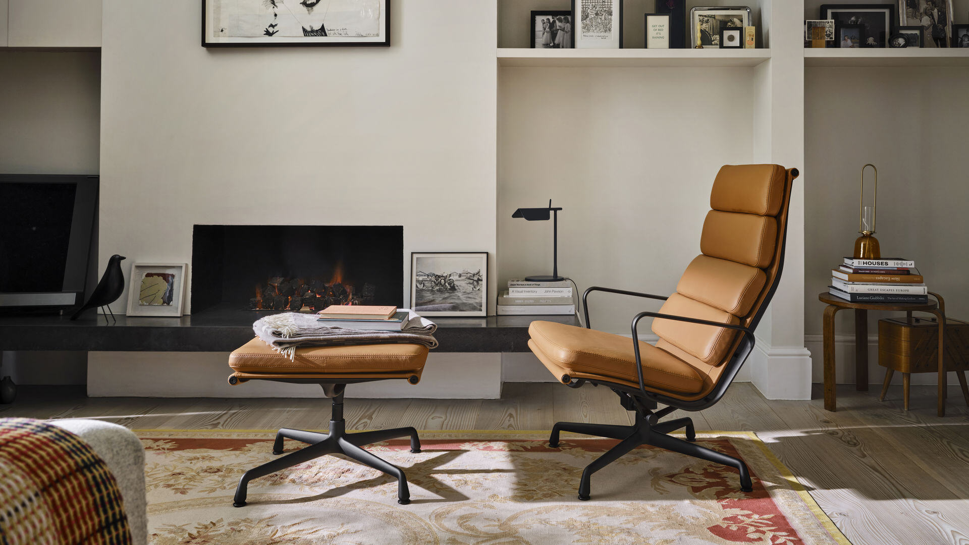 atmosfera accogliente nell’interior: parete del camino con focolare scuro, due poltrone in pelle e tappeto moderno su, Luxe, Design, Exclusief, Modern, Maatwerk, Bijzondere, Mooie