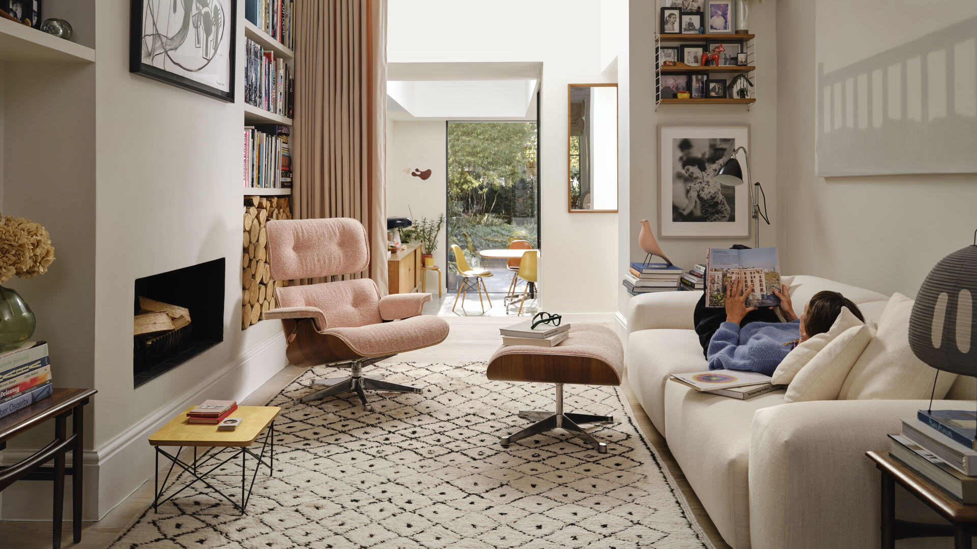 atmosfera accogliente nell’interior: soggiorno con camino, tende beige e poltrone rosa in stile moderno, Luxe, Design, Exclusief, Modern, Maatwerk, Bijzondere, Mooie
