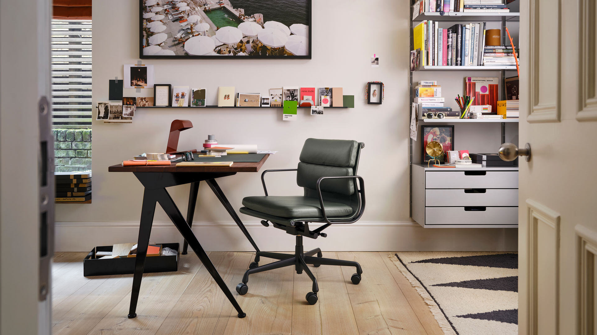 atmosfera accogliente nell’interior: angolo home office con scrivania, sedia da ufficio e parete con libreria in un interno, Luxe, Design, Exclusief, Modern, Maatwerk, Bijzondere, Mooie
