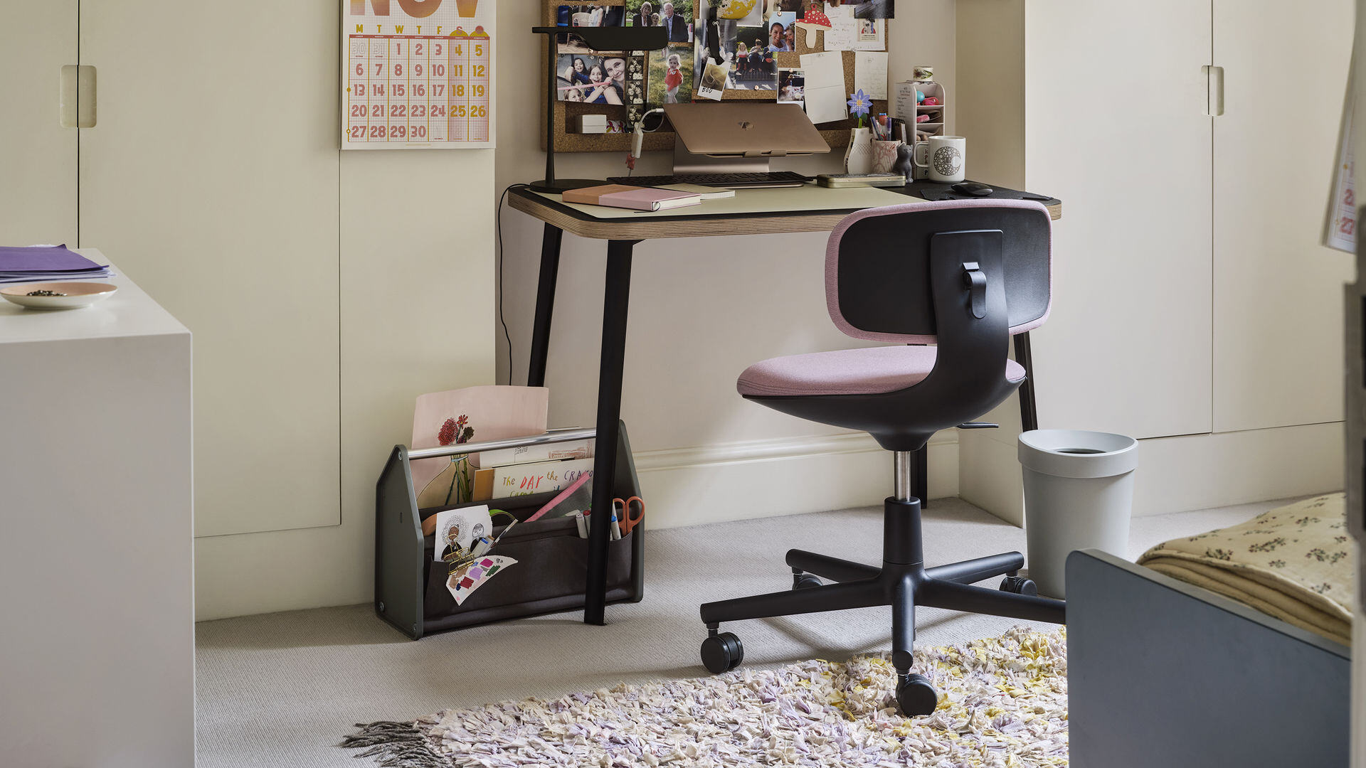 atmosfera accogliente nell’interior: area di lavoro con scrivania, sedia da ufficio rosa e carrello contenitore in una, Luxe, Design, Exclusief, Modern, Maatwerk, Bijzondere, Mooie