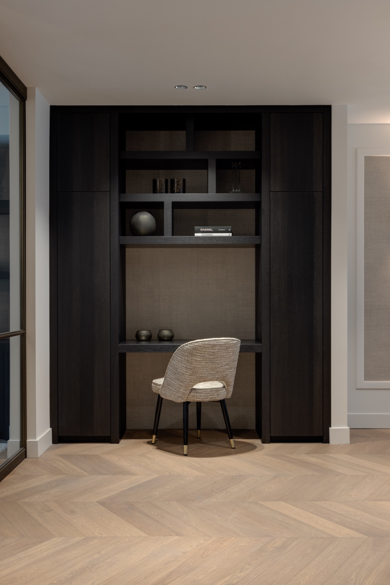 cucina in rovere con isola: corridoio con porta interna scura, pareti bianche pulite e illuminazione a parete, Luxury, Design, Exclusive, Modern, Custom Made, Special, Beautiful