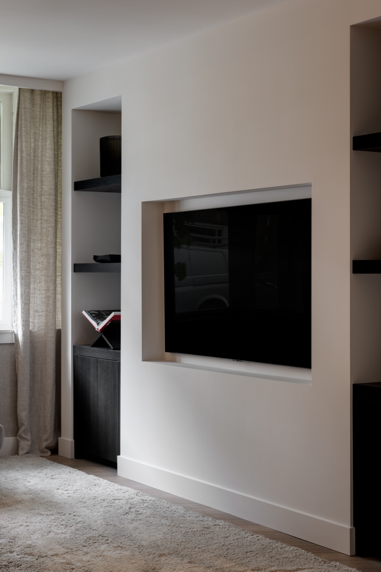 cucina in rovere con isola: illuminazione indiretta a parete in nicchia con cornice bianca e tende, finitura pulita della, Luxury, Design, Exclusive, Modern, Custom Made, Special, Beautiful