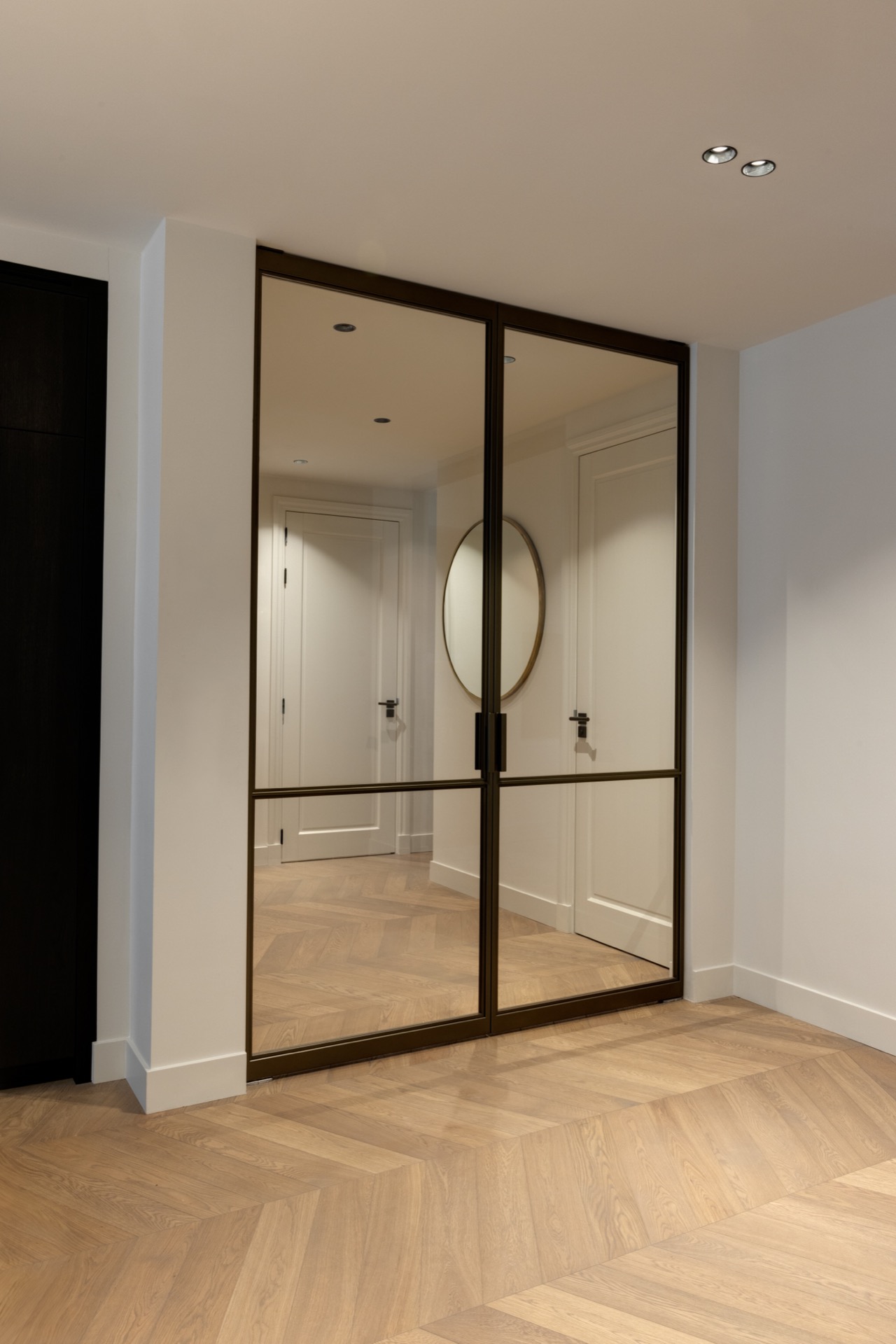 cucina in rovere con isola: giardino moderno con porta in vetro, facciata bianca e recinzione in legno con prato artificiale, Luxury, Design, Exclusive, Modern, Custom Made, Special, Beautiful