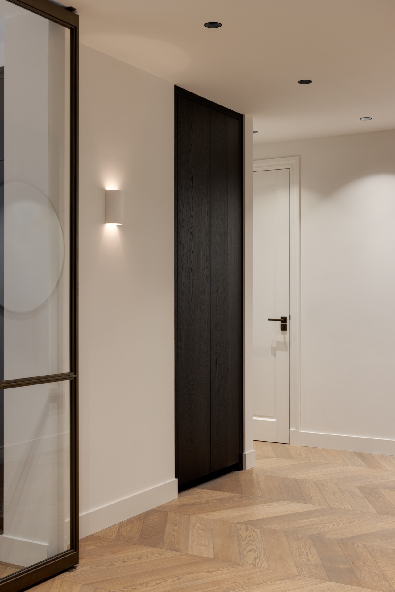 cucina in rovere con isola: mobile bagno con piano in marmo, rubinetti scuri e specchi con luci a parete, Luxury, Design, Exclusive, Modern, Custom Made, Special, Beautiful
