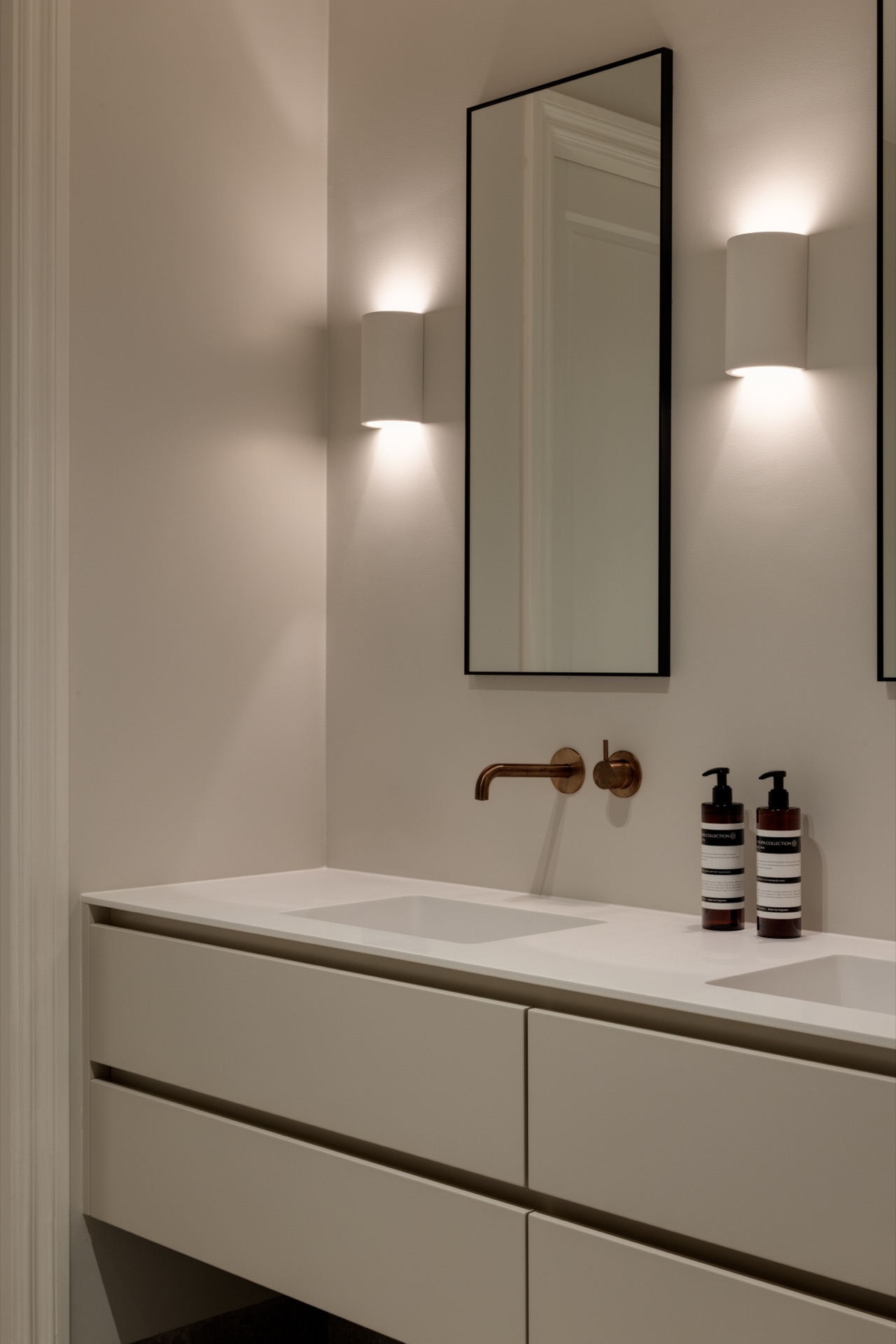 cucina in rovere con isola: dettaglio bagno con accenti neri vicino al lavabo e parete bianca pulita, Luxury, Design, Exclusive, Modern, Custom Made, Special, Beautiful
