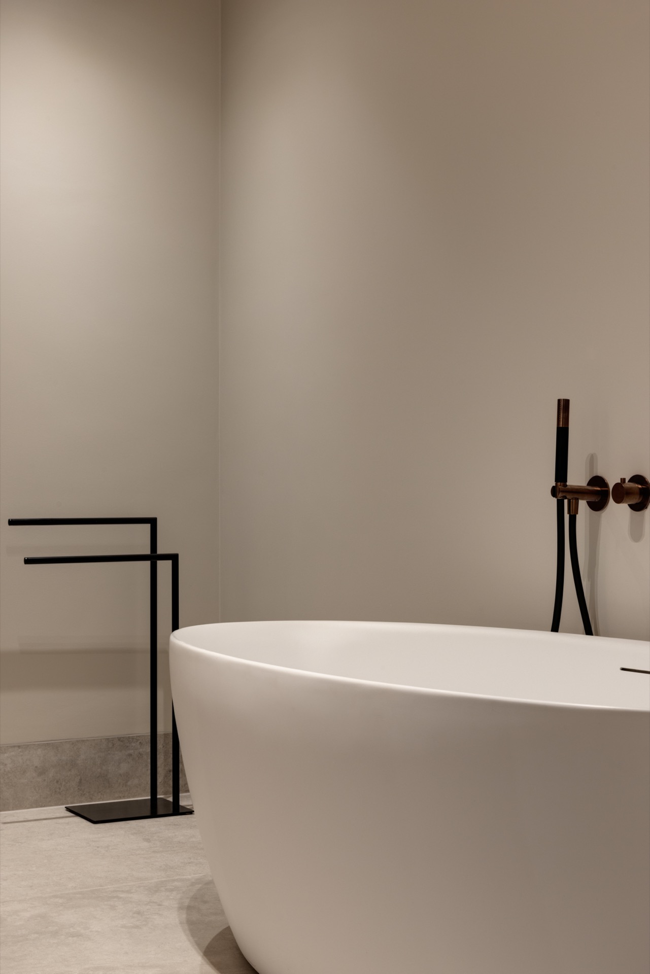 cucina in rovere con isola: facciata posteriore con porta in vetro, recinzione in legno, prato artificiale e pavimentazione, Luxury, Design, Exclusive, Modern, Custom Made, Special, Beautiful