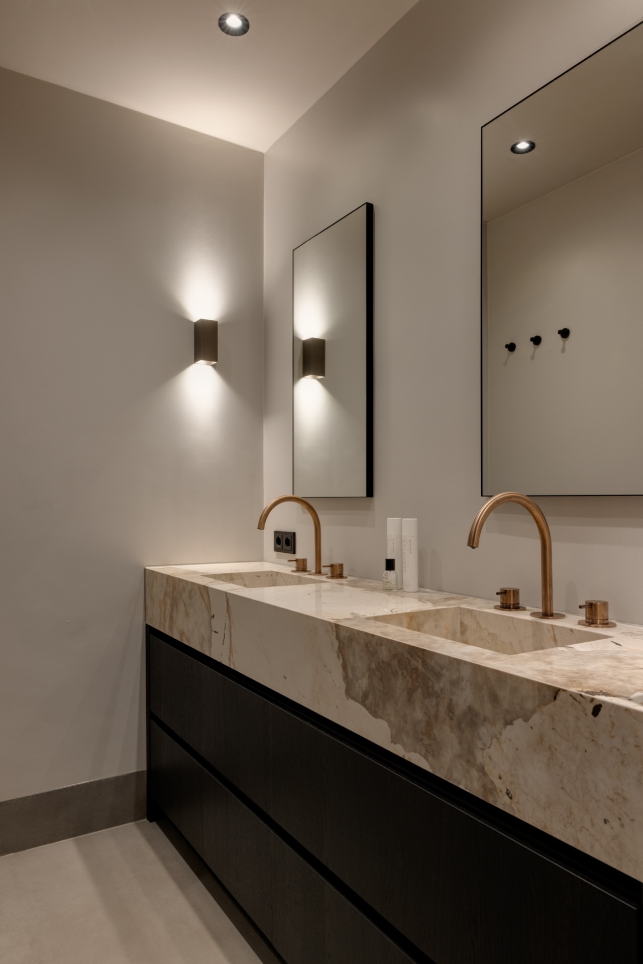 cucina in rovere con isola: bagno con lavabo in pietra naturale, specchio con bordo nero e luci a parete accanto allo, Luxury, Design, Exclusive, Modern, Custom Made, Special, Beautiful