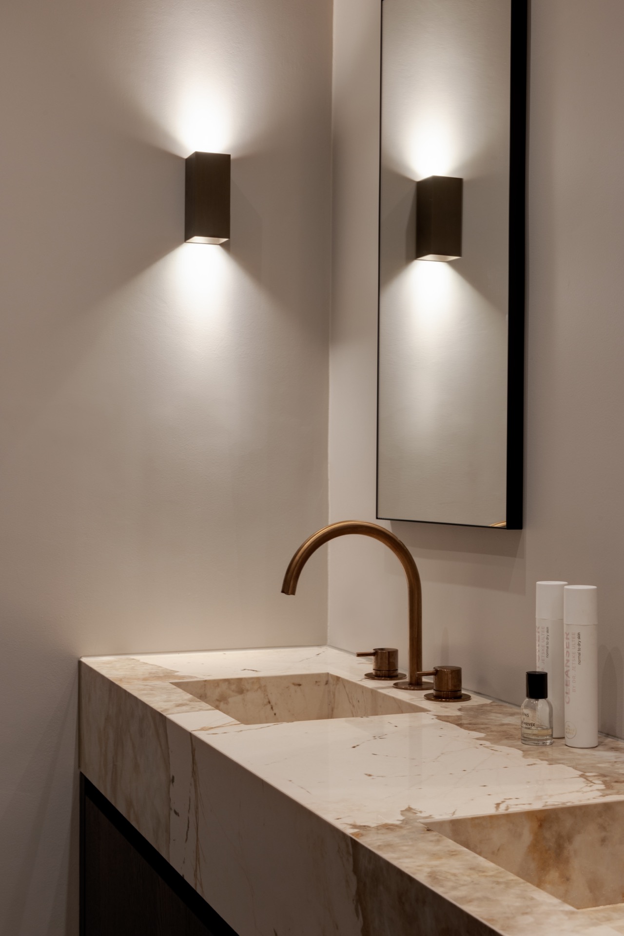 cucina in rovere con isola: bagno con vasca bianca e accessori/guide nere lungo il bordo, finitura della parete pulita, Luxury, Design, Exclusive, Modern, Custom Made, Special, Beautiful