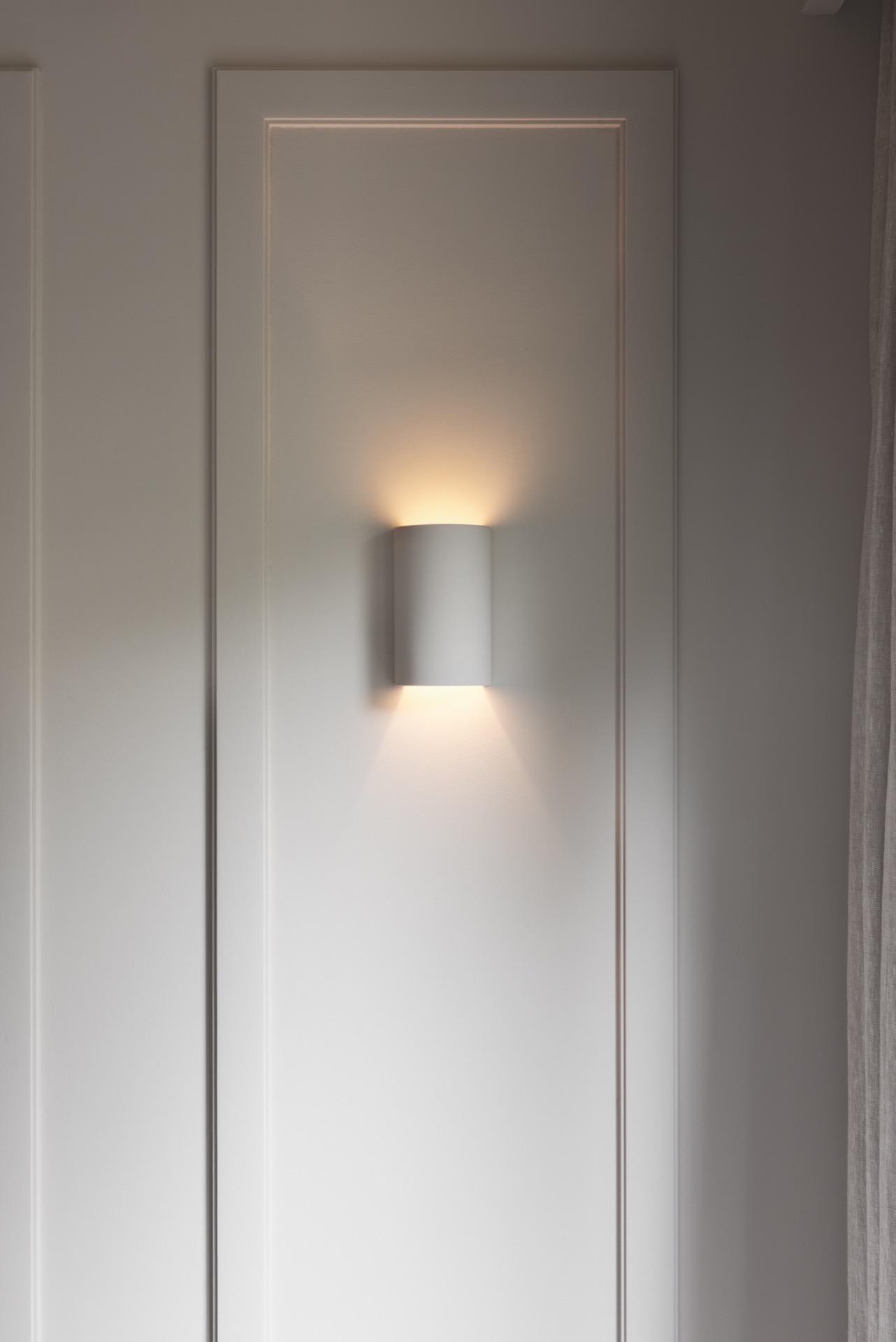 cucina in rovere con isola: piano lavabo del bagno con effetto marmo, specchio con bordo scuro e luci a parete, Luxury, Design, Exclusive, Modern, Custom Made, Special, Beautiful