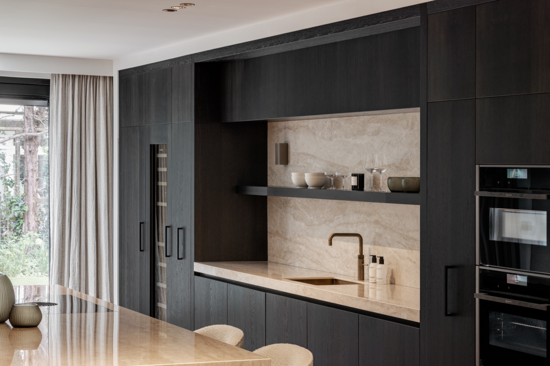 cucina in rovere con isola: parete cucina con rivestimento in pietra naturale, armadi scuri e rubinetto integrato sul piano, Luxury, Design, Exclusive, Modern, Custom Made, Special, Beautiful