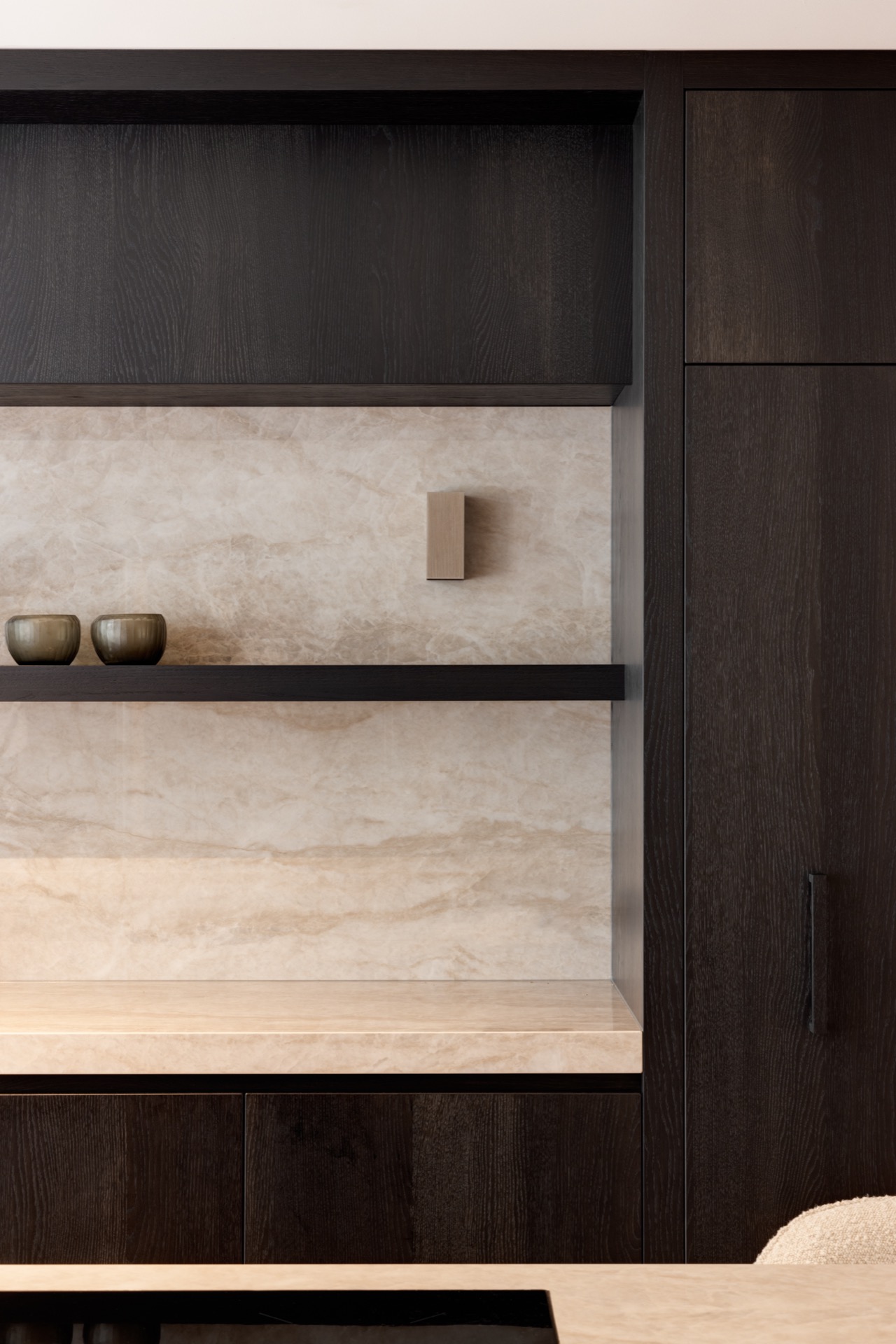 cucina in rovere con isola: nicchia su misura nella parete della cucina con cornice in legno scuro e sfondo in pietra, Luxury, Design, Exclusive, Modern, Custom Made, Special, Beautiful