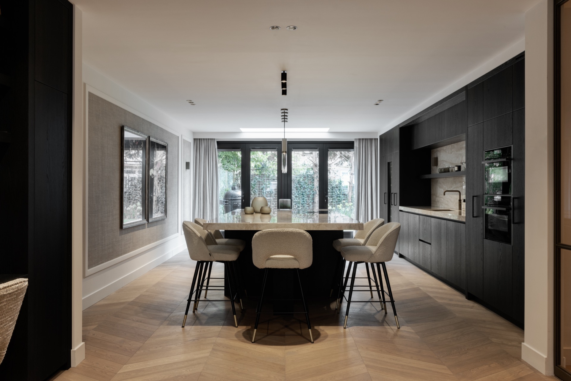 cucina in rovere con isola: cucina open space di lusso con isola, tavolo da pranzo, armadi su misura scuri e finestre ampie, Luxury, Design, Exclusive, Modern, Custom Made, Special, Beautiful