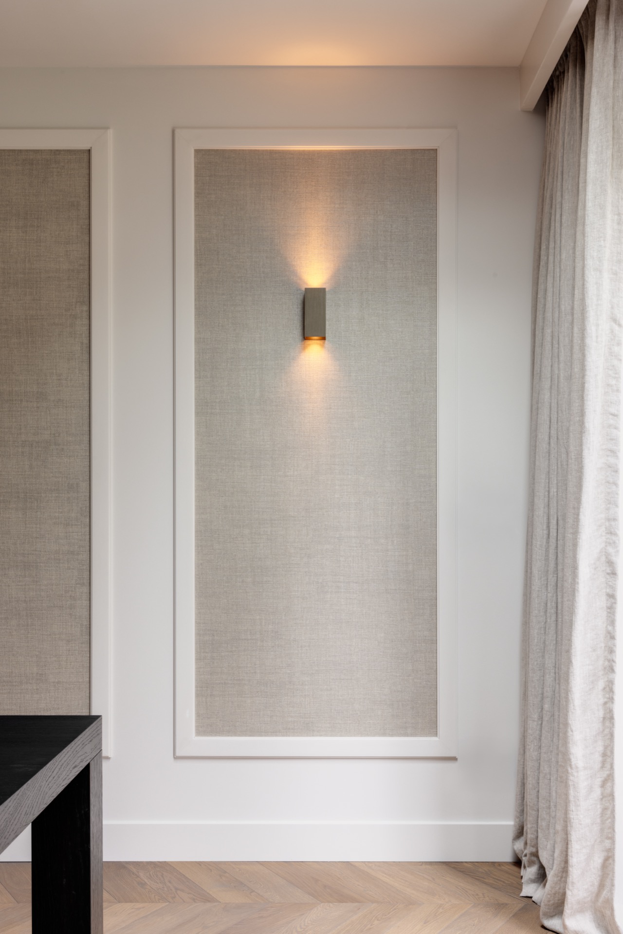 cucina in rovere con isola: corridoio con parete in vetro e cornice scura, vista su porte e pavimento in legno, Luxury, Design, Exclusive, Modern, Custom Made, Special, Beautiful