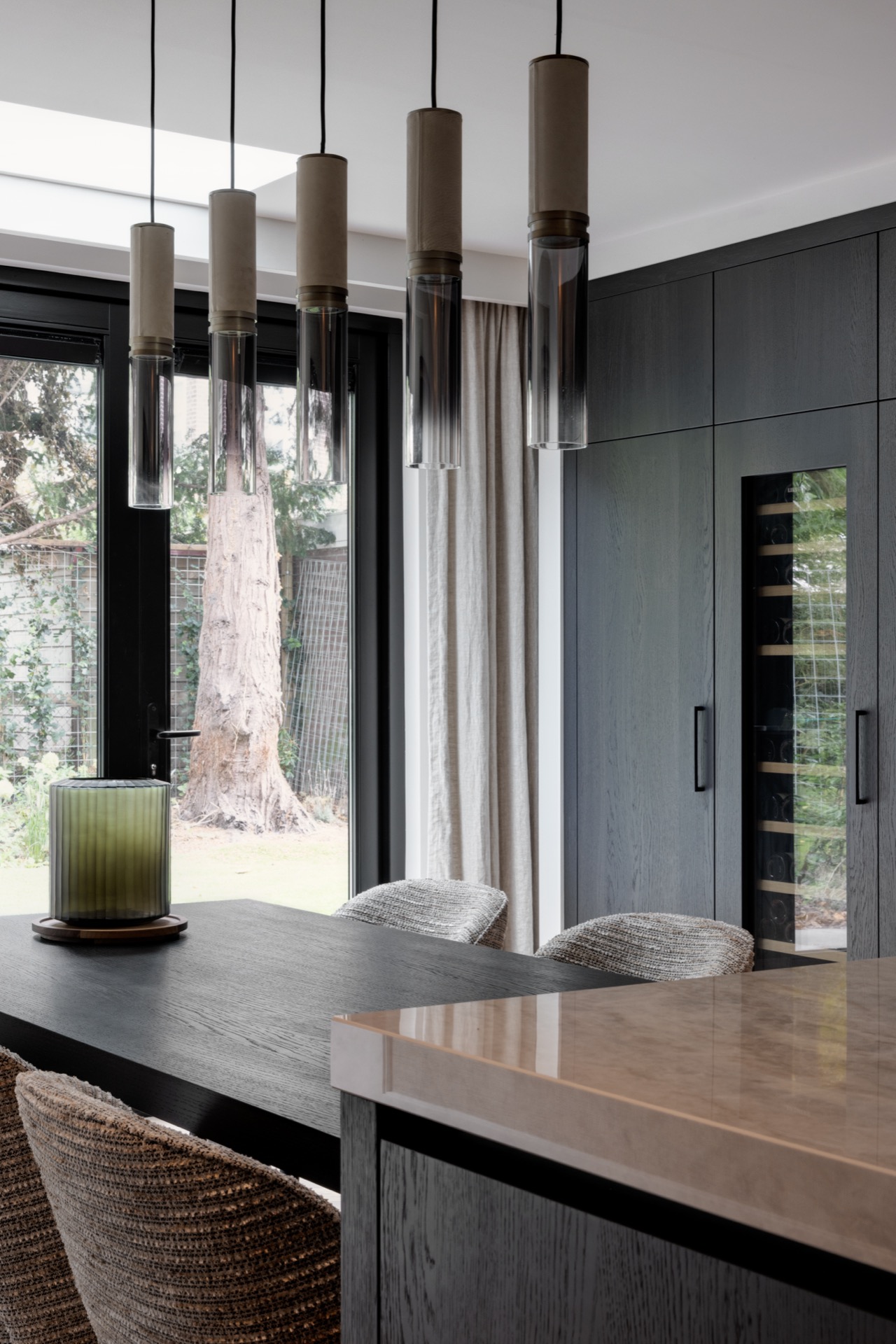 cucina in rovere con isola: lampade a sospensione cilindriche sopra la cucina vicino a grandi finestre e tende, Luxury, Design, Exclusive, Modern, Custom Made, Special, Beautiful