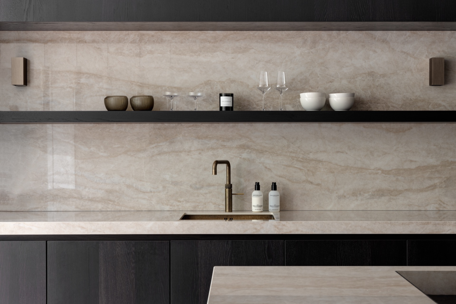 cucina in rovere con isola: cucina con rivestimento in pietra naturale chiara, basi scure e zona lavello integrata, Luxury, Design, Exclusive, Modern, Custom Made, Special, Beautiful