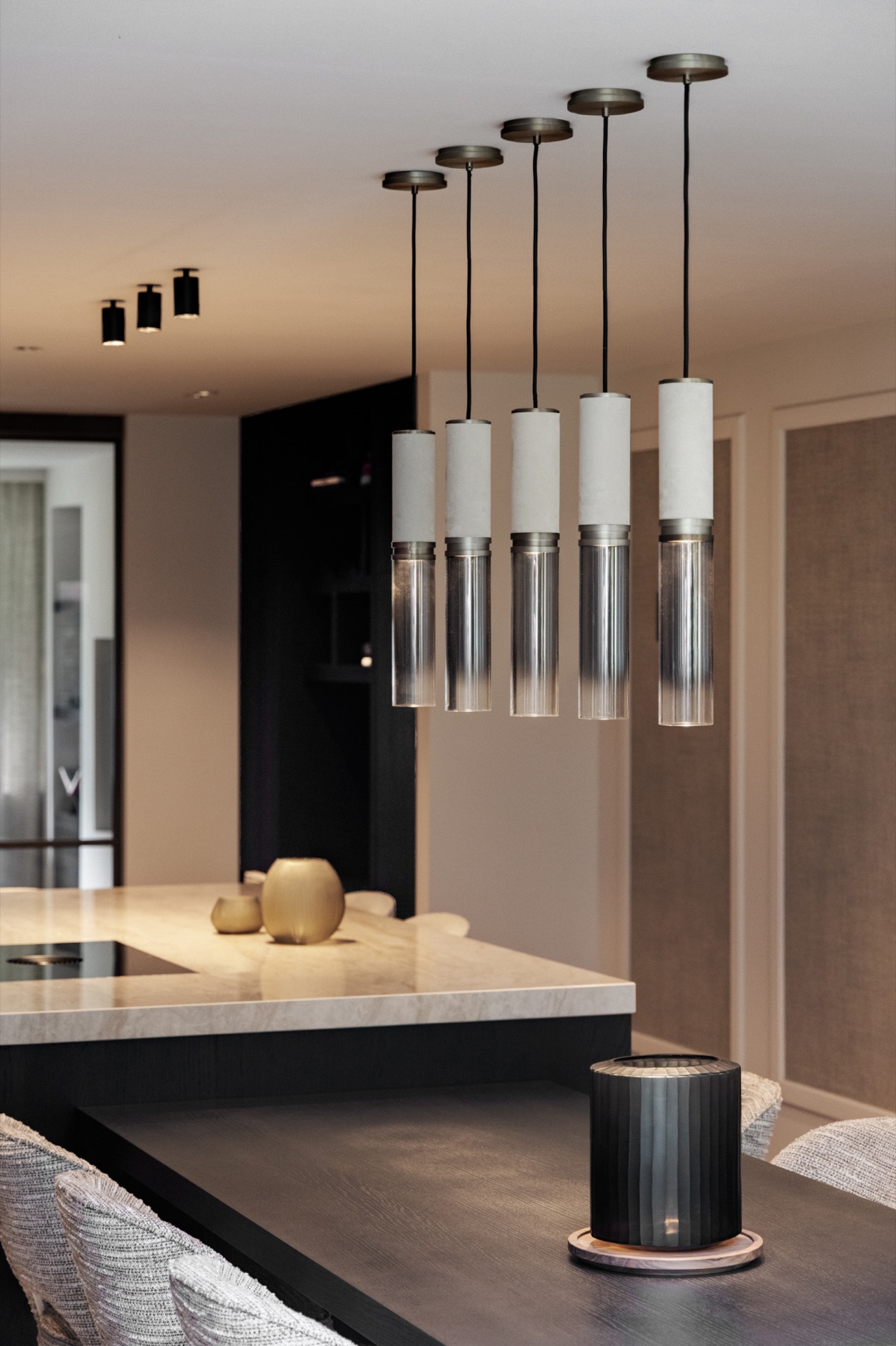cucina in rovere con isola: primo piano di lampade a sospensione cilindriche sopra la cucina con vetro e parete scura, Luxury, Design, Exclusive, Modern, Custom Made, Special, Beautiful