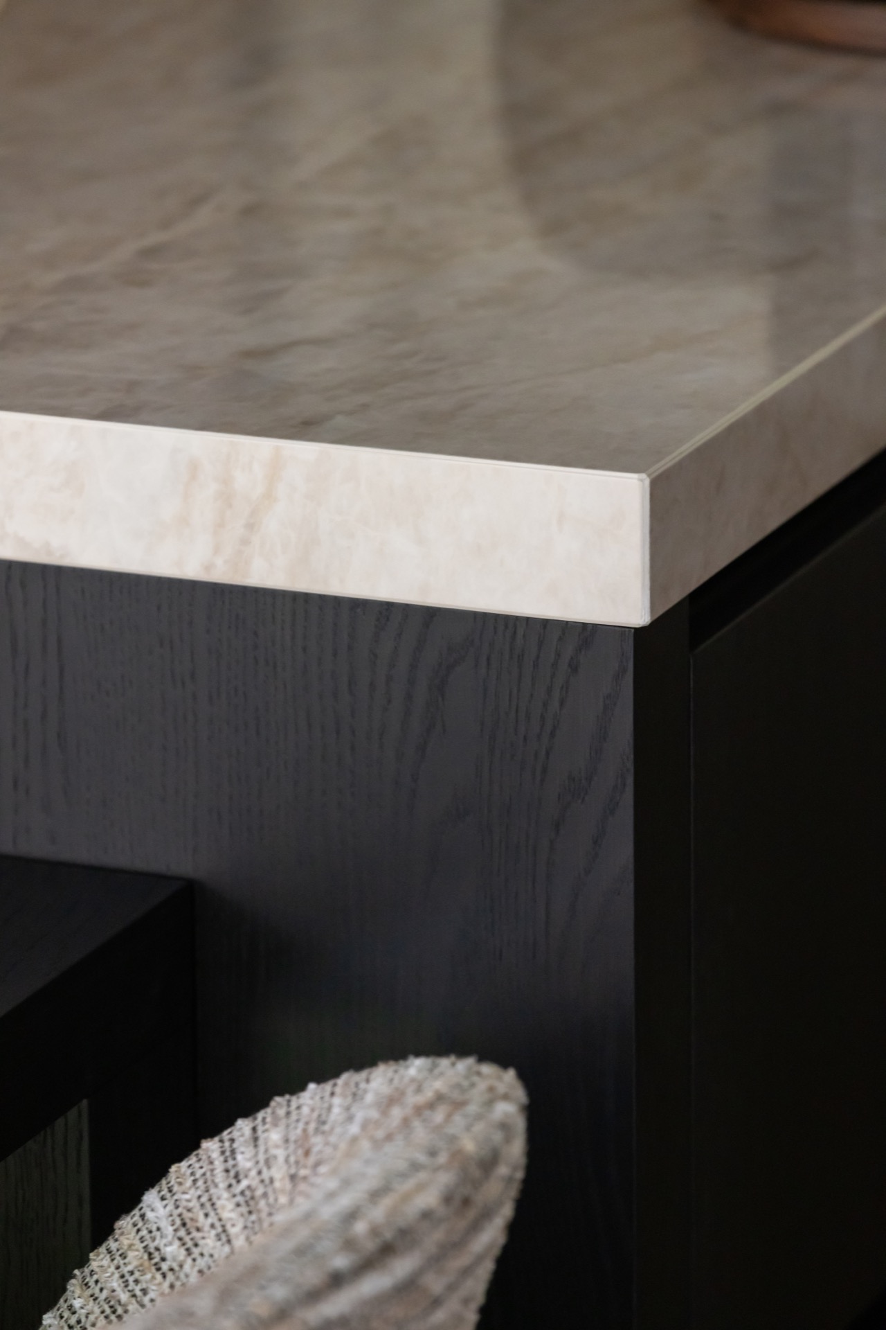 cucina in rovere con isola: primo piano del bordo in pietra naturale e finitura in legno scuro della cucina, Luxury, Design, Exclusive, Modern, Custom Made, Special, Beautiful