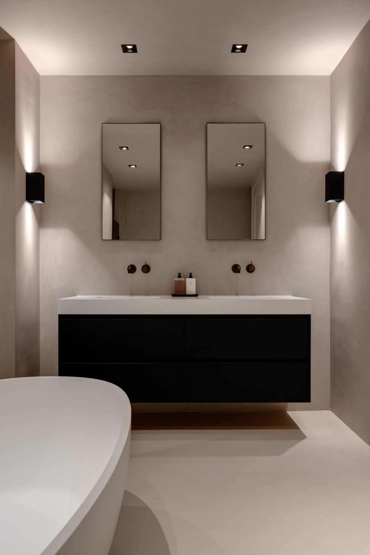 villa loft moderna di lusso con cucina open space: dettaglio bagno con vasca, mobile a parete scuro e illuminazione moderna, Luxury, Design, Exclusive, Modern, Custom Made, Special, Beautiful