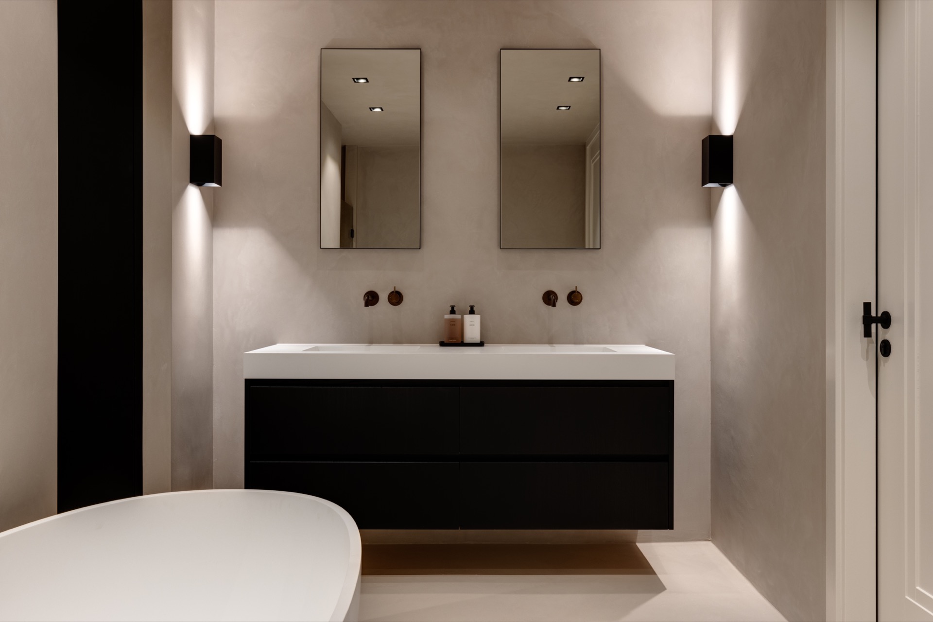 villa loft moderna di lusso con cucina open space: bagno moderno con doppio specchio e mobile lavabo, faretti a incasso, Luxury, Design, Exclusive, Modern, Custom Made, Special, Beautiful