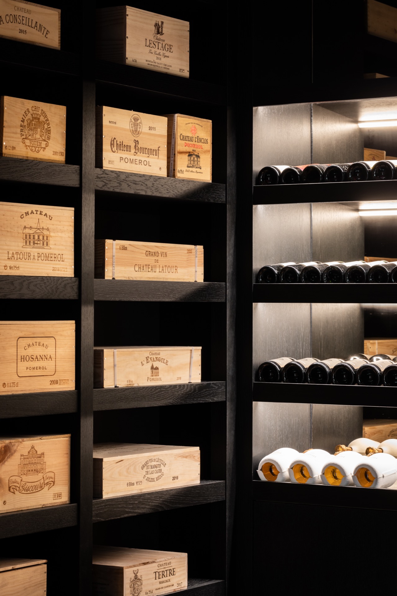 villa loft moderna di lusso con cucina open space: cantina con scaffalature illuminate, casse di legno e bottiglie, Luxury, Design, Exclusive, Modern, Custom Made, Special, Beautiful