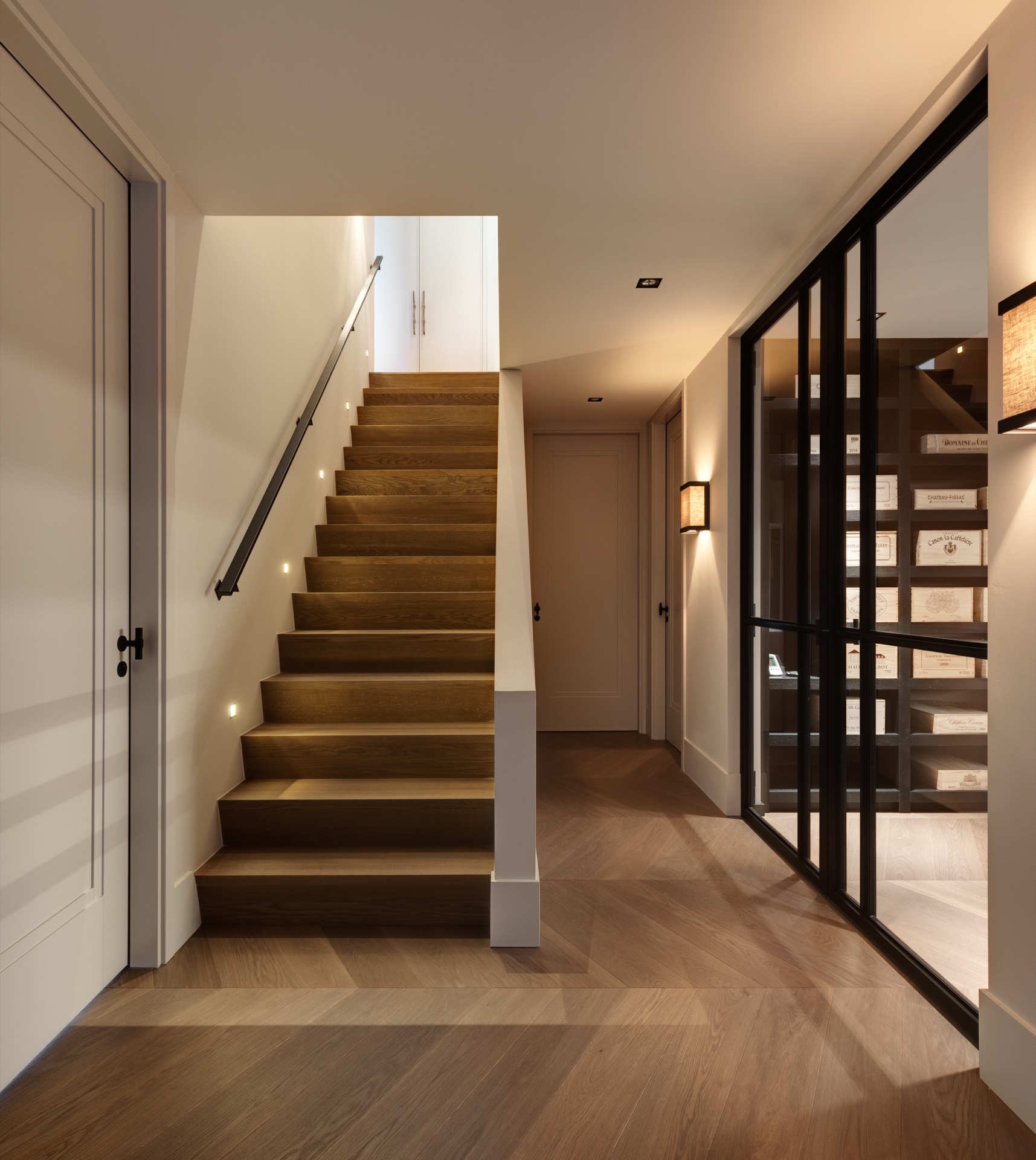 villa loft moderna di lusso con cucina open space: scala e corridoio con gradini in legno, porta in vetro e luci a incasso, Luxury, Design, Exclusive, Modern, Custom Made, Special, Beautiful