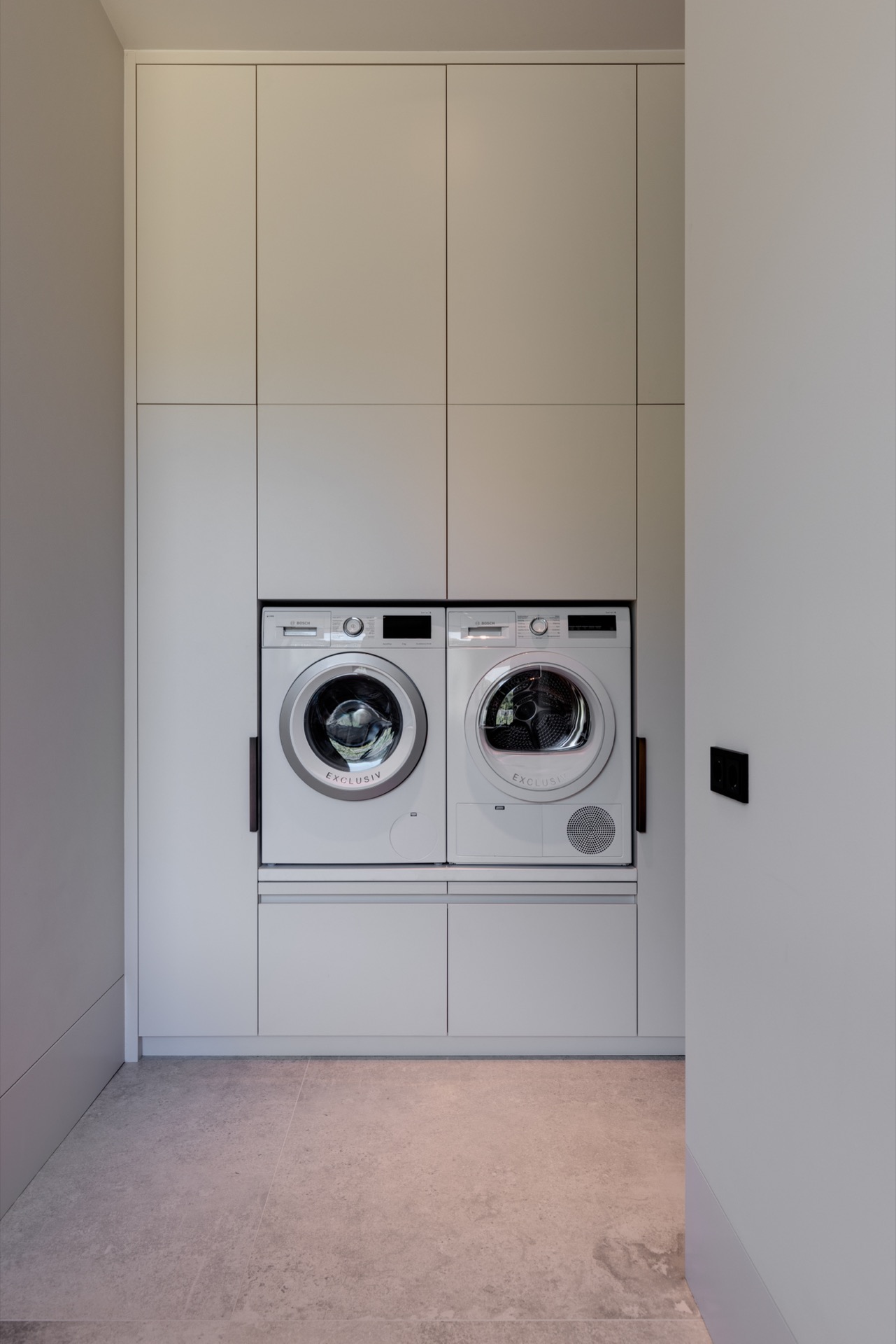 villa loft moderna di lusso con cucina open space: installazione integrata per lavatrice e asciugatrice sotto un mobile, Luxury, Design, Exclusive, Modern, Custom Made, Special, Beautiful