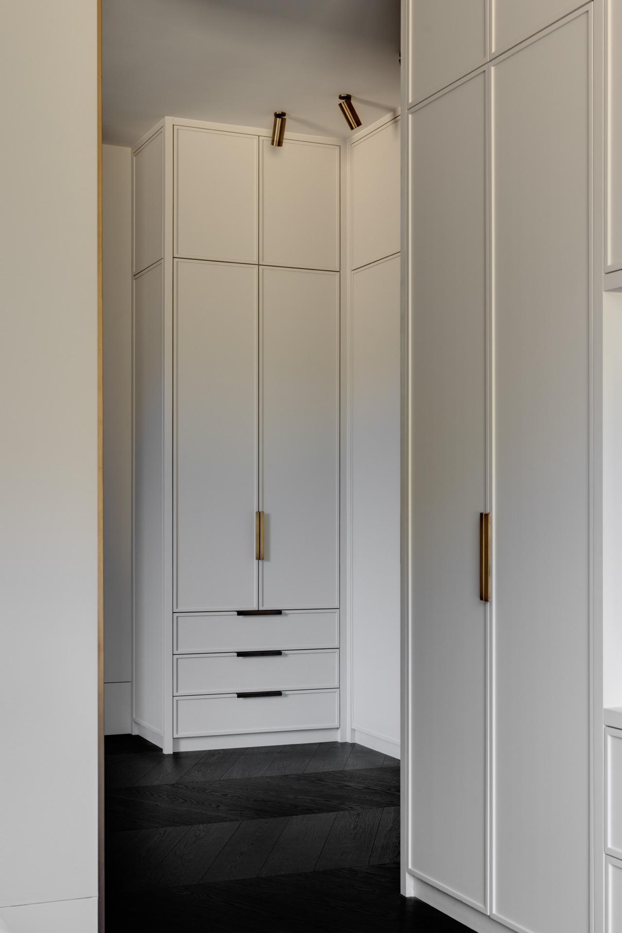 villa loft moderna di lusso con cucina open space: armadiatura bianca su misura con maniglie dorate e frontali dei cassetti, Luxury, Design, Exclusive, Modern, Custom Made, Special, Beautiful