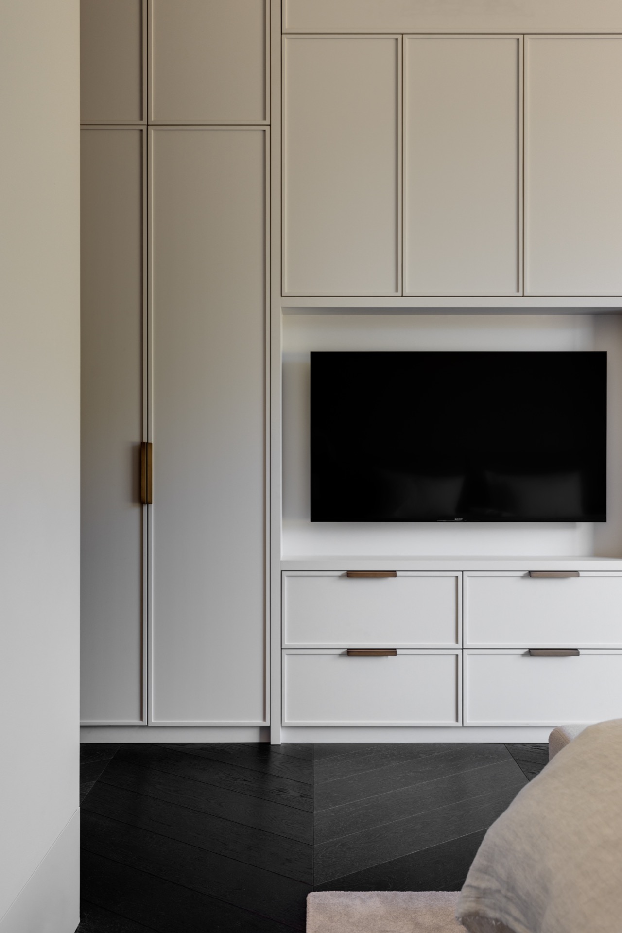 villa loft moderna di lusso con cucina open space: parete armadio integrato bianca con frontali dei cassetti e nicchia, Luxury, Design, Exclusive, Modern, Custom Made, Special, Beautiful