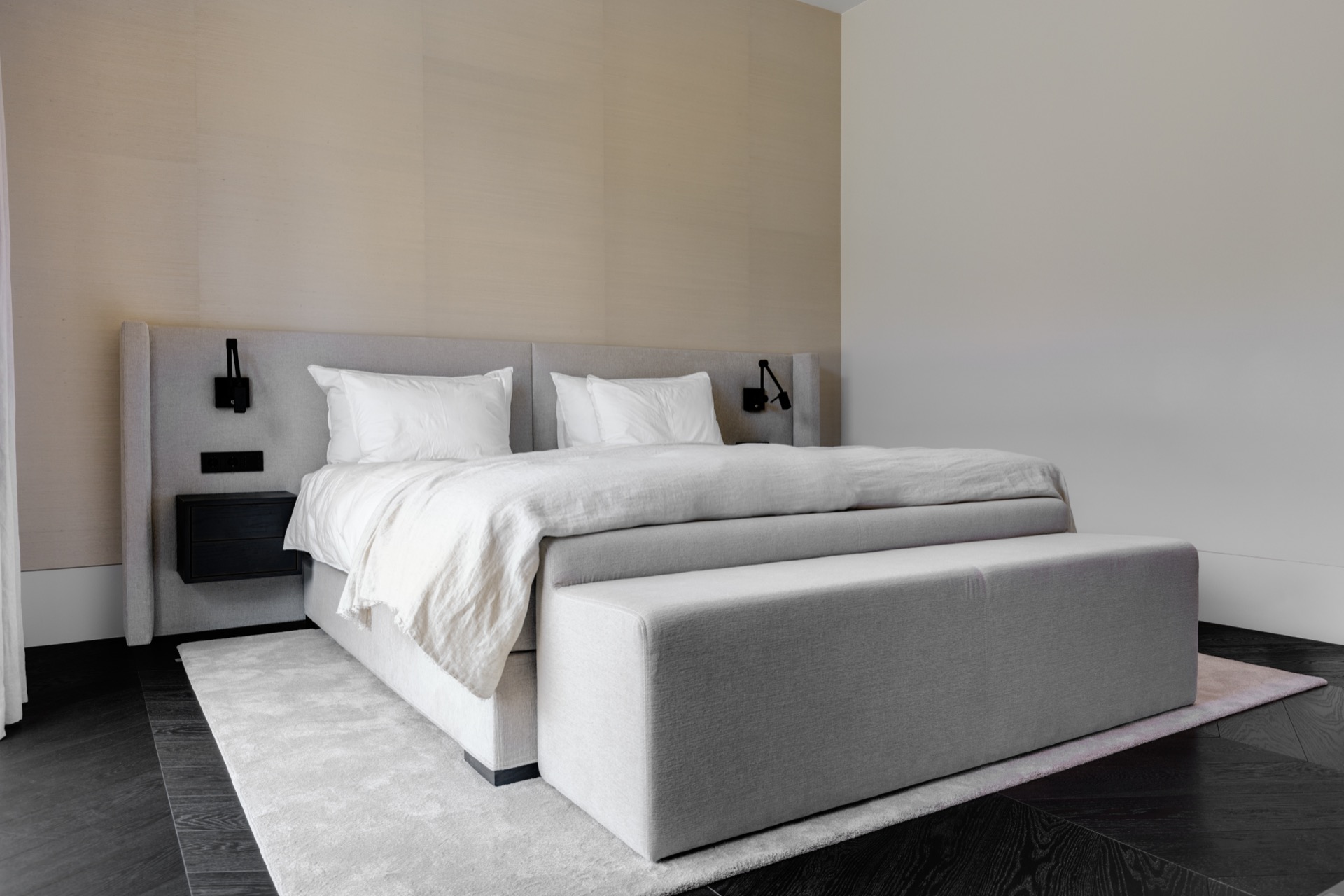 villa loft moderna di lusso con cucina open space: camera da letto con letto imbottito chiaro e comodini scuri, Luxury, Design, Exclusive, Modern, Custom Made, Special, Beautiful