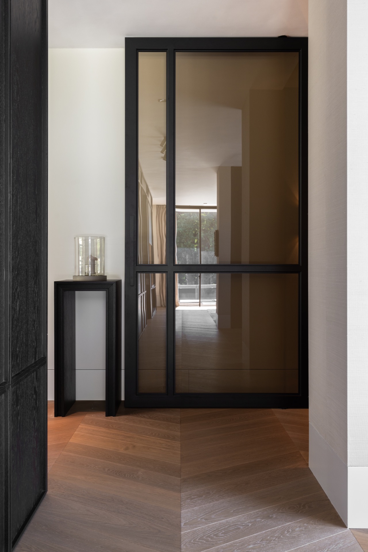 villa loft moderna di lusso con cucina open space: apertura porta in vetro con telai neri e vista sul corridoio, Luxury, Design, Exclusive, Modern, Custom Made, Special, Beautiful