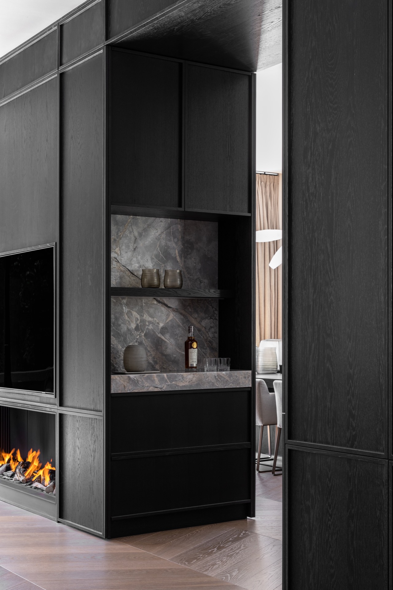 villa loft moderna di lusso con cucina open space: dettaglio nicchia su misura con schienale effetto pietra e pannelli scuri, Luxury, Design, Exclusive, Modern, Custom Made, Special, Beautiful