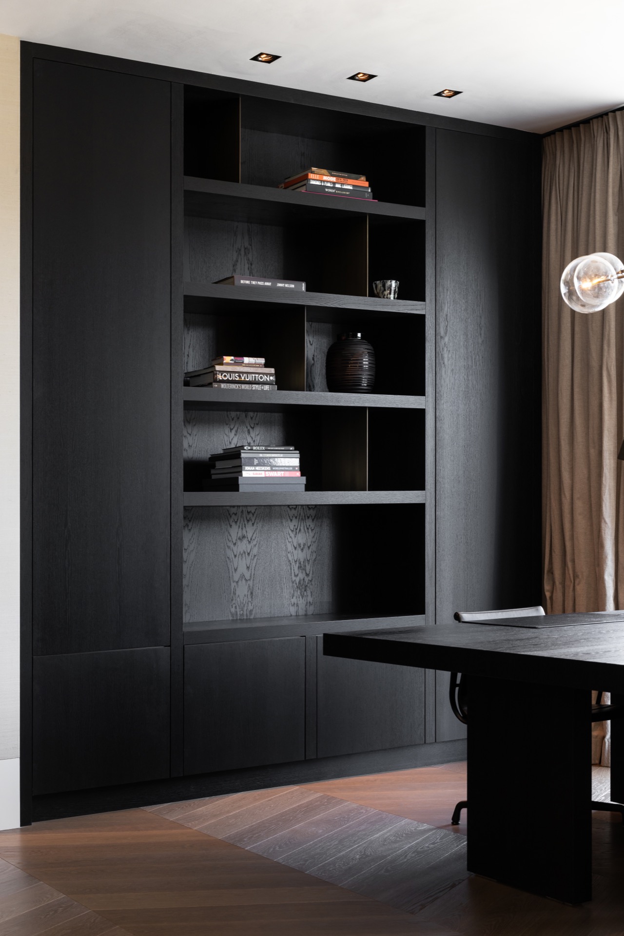 villa loft moderna di lusso con cucina open space: armadio integrato scuro con nicchie aperte e faretti a soffitto, Luxury, Design, Exclusive, Modern, Custom Made, Special, Beautiful