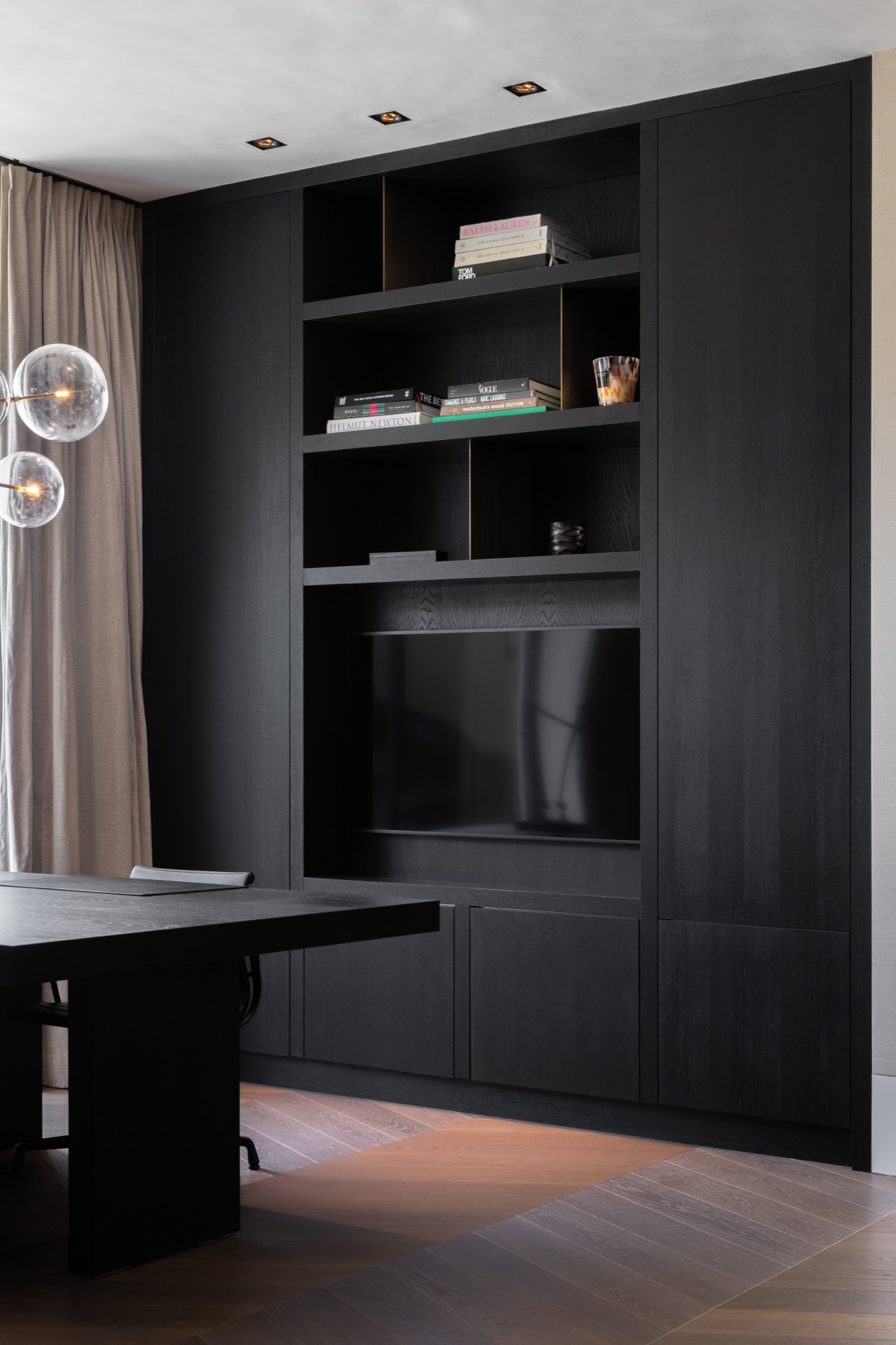 villa loft moderna di lusso con cucina open space: libreria a parete con scaffali aperti e faretti a soffitto, Luxury, Design, Exclusive, Modern, Custom Made, Special, Beautiful