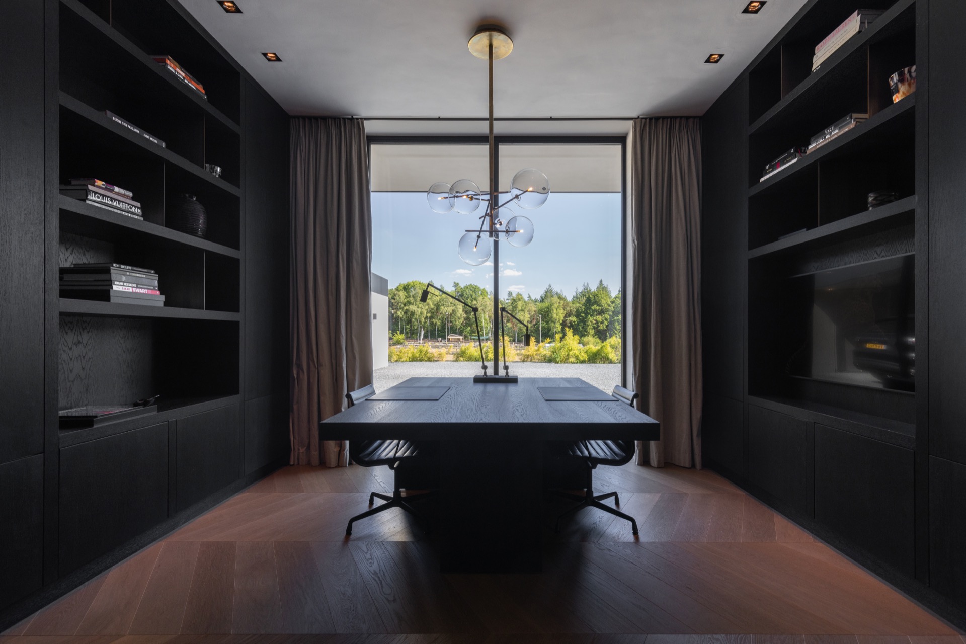 villa loft moderna di lusso con cucina open space: studio con tavolo grande e armadi integrati su entrambi i lati, Luxury, Design, Exclusive, Modern, Custom Made, Special, Beautiful