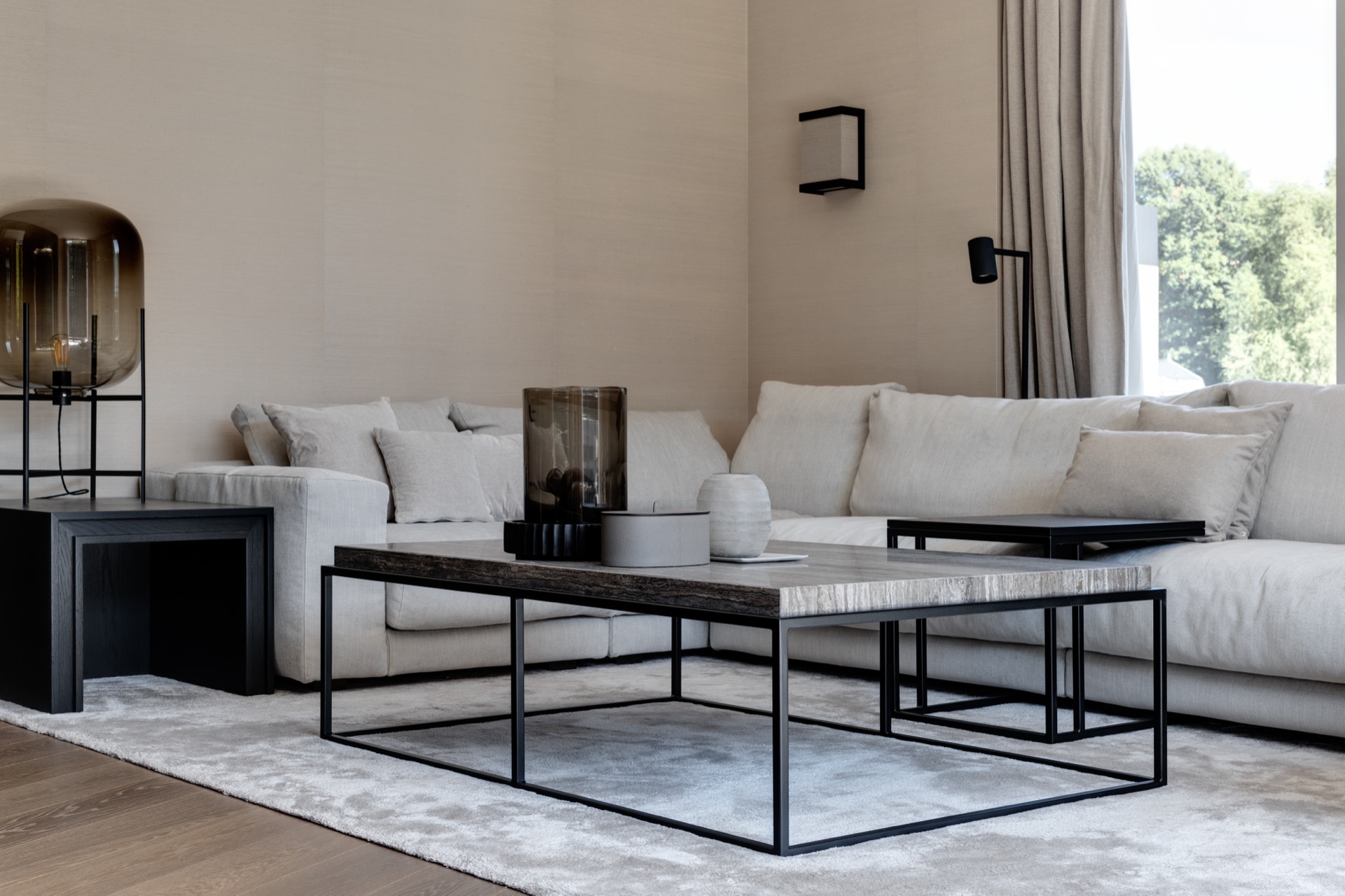 villa loft moderna di lusso con cucina open space: soggiorno con pareti chiare, divano e tavolino con piano effetto pietra, Luxury, Design, Exclusive, Modern, Custom Made, Special, Beautiful