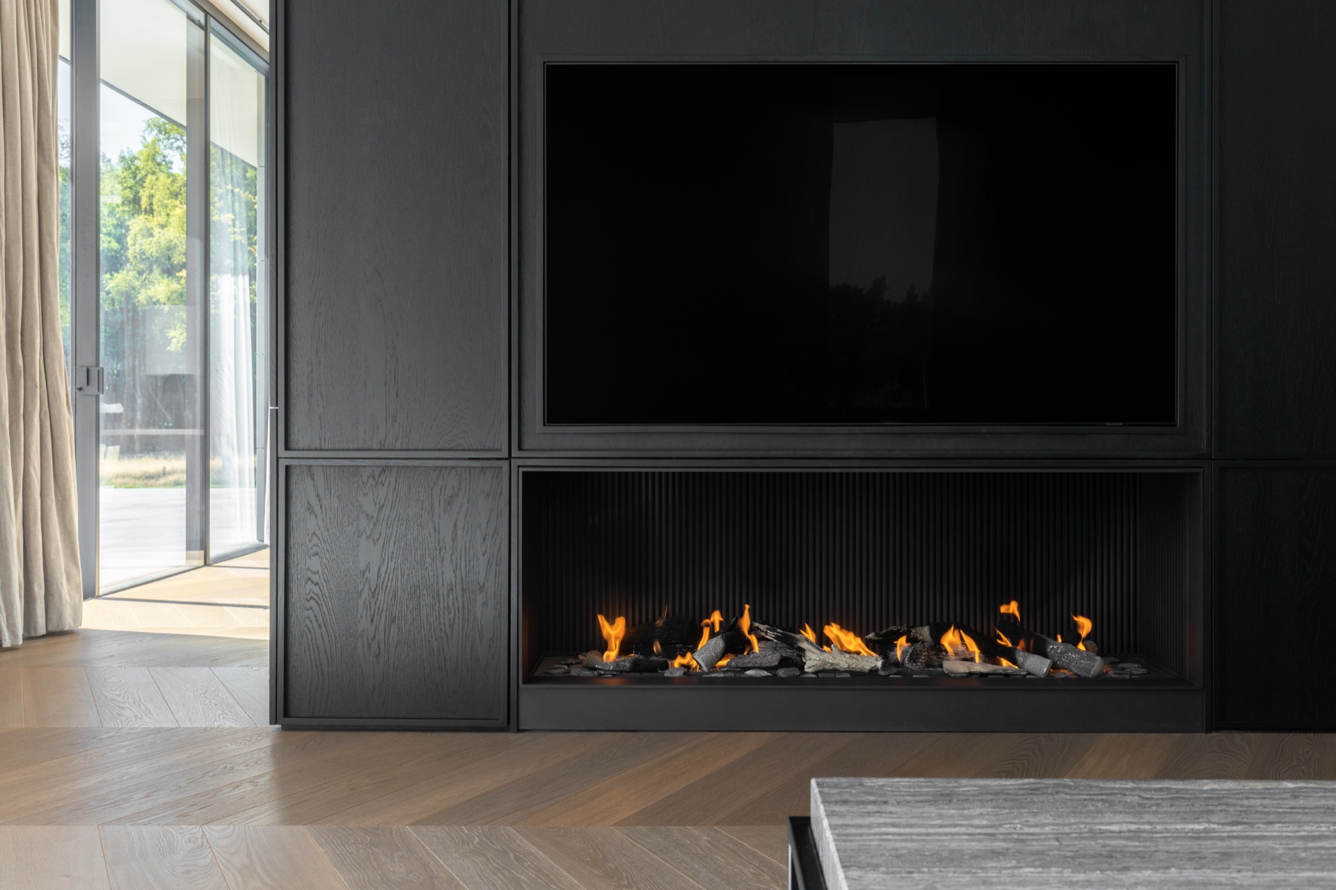 villa loft moderna di lusso con cucina open space: camino integrato in nicchia scura con apertura finestra laterale, Luxury, Design, Exclusive, Modern, Custom Made, Special, Beautiful