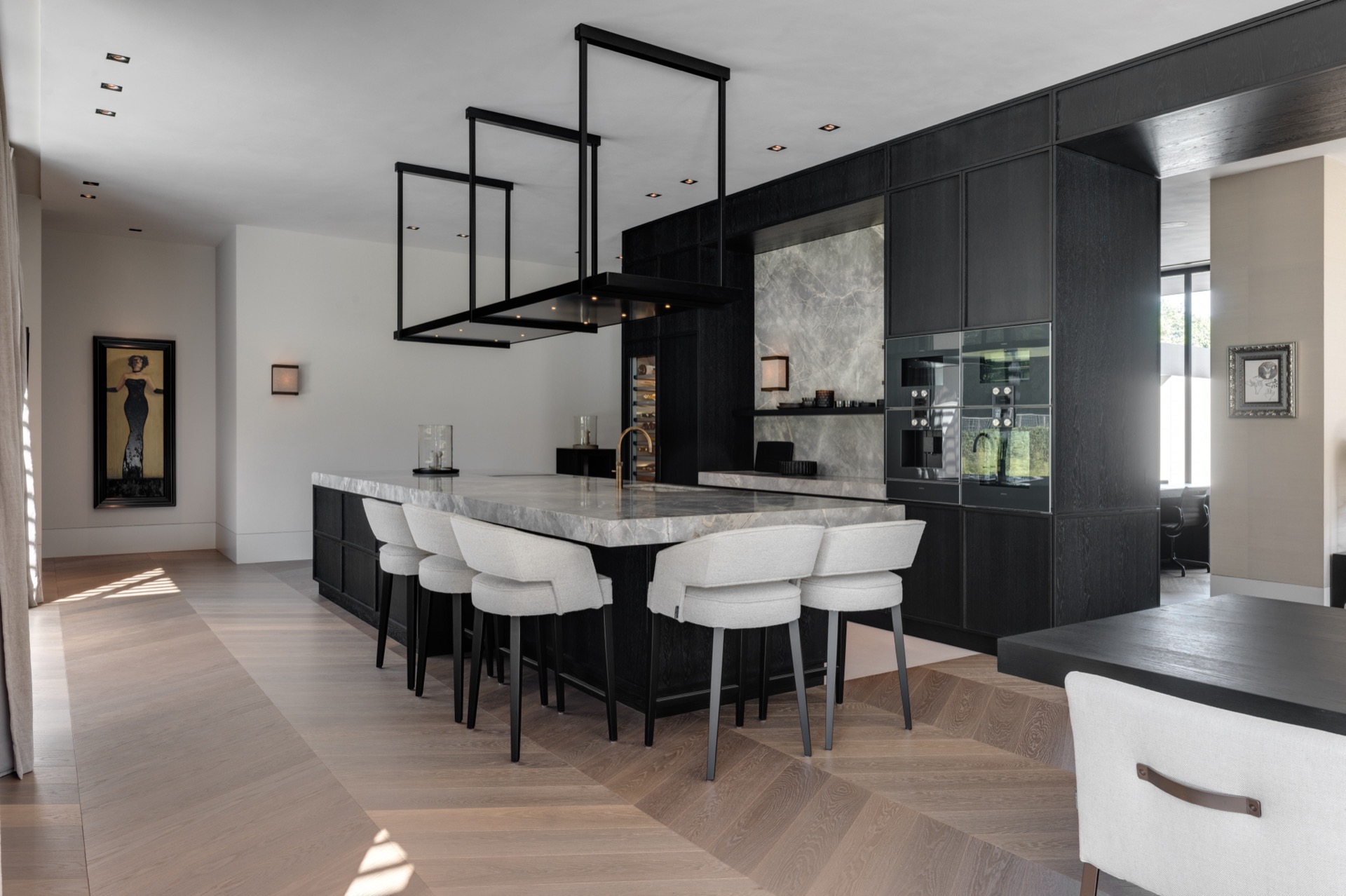 villa loft moderna di lusso con cucina open space: cucina con isola e piano in pietra, parete di mobili scuri e apertura, Luxury, Design, Exclusive, Modern, Custom Made, Special, Beautiful