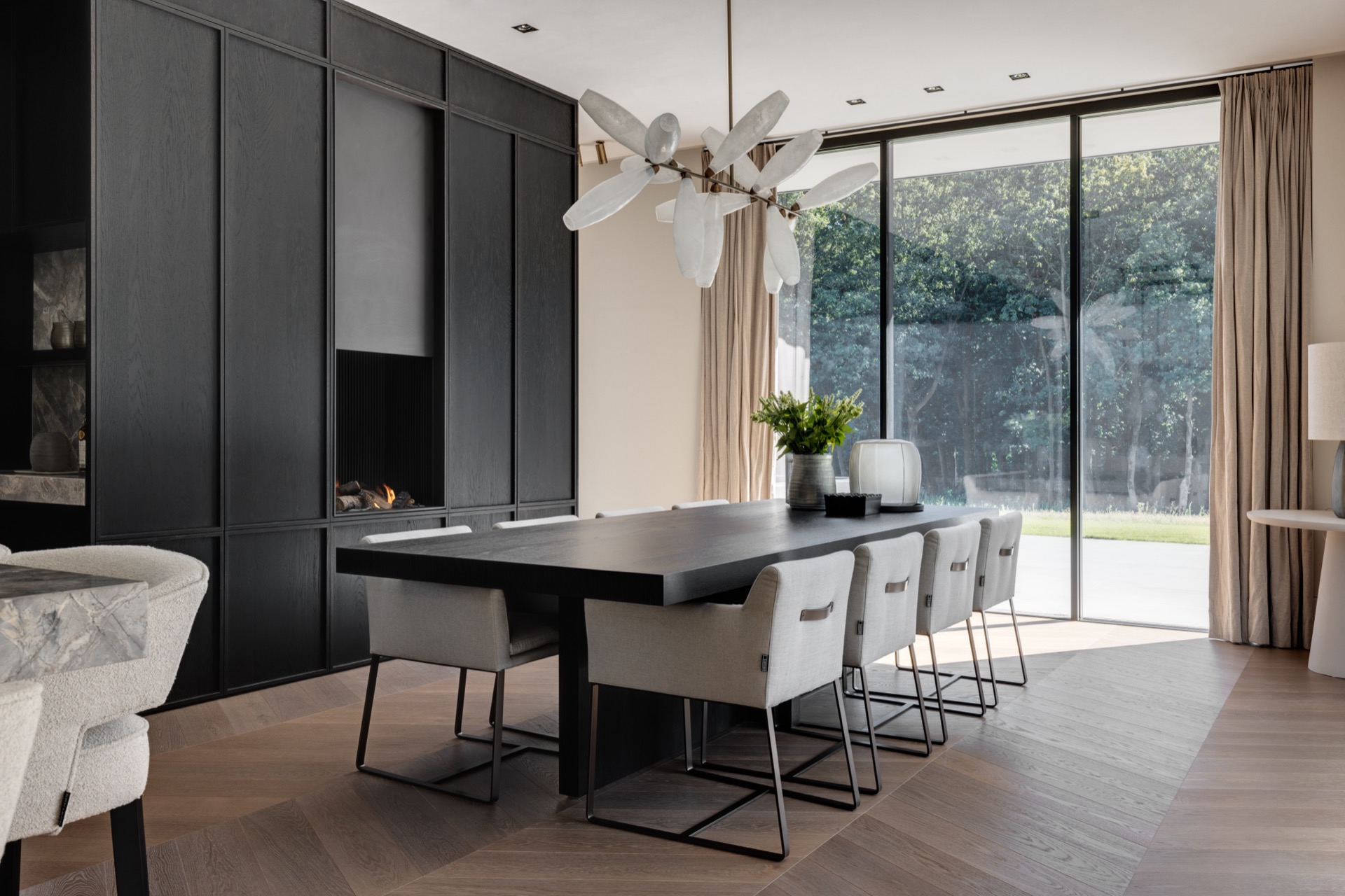 villa loft moderna di lusso con cucina open space: sala da pranzo con tavolo lungo, parete integrata scura e grandi finestre, Luxury, Design, Exclusive, Modern, Custom Made, Special, Beautiful