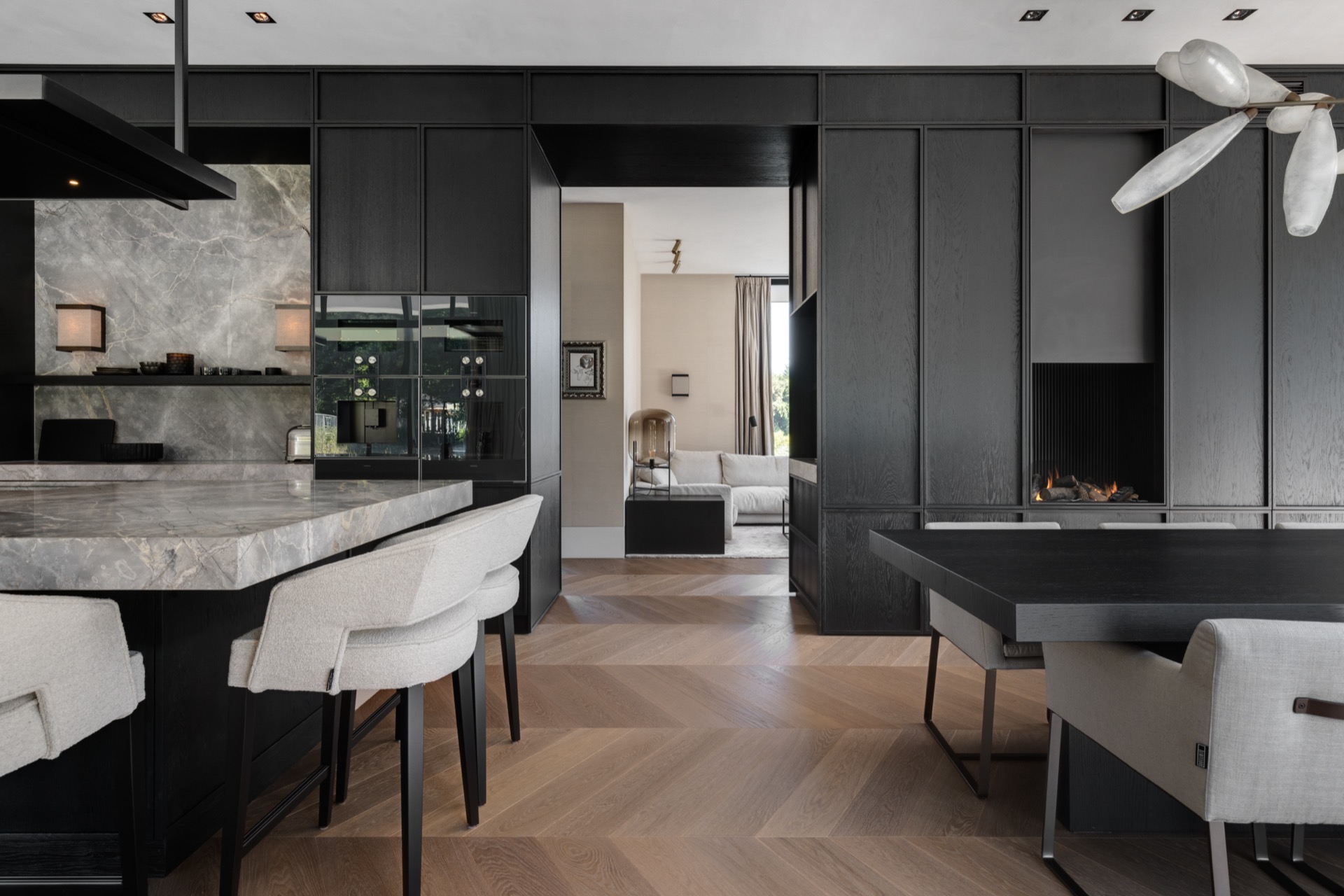 villa loft moderna di lusso con cucina open space: loft aperto con armadiature scure, dettagli in pietra e vista sull’area, Luxury, Design, Exclusive, Modern, Custom Made, Special, Beautiful